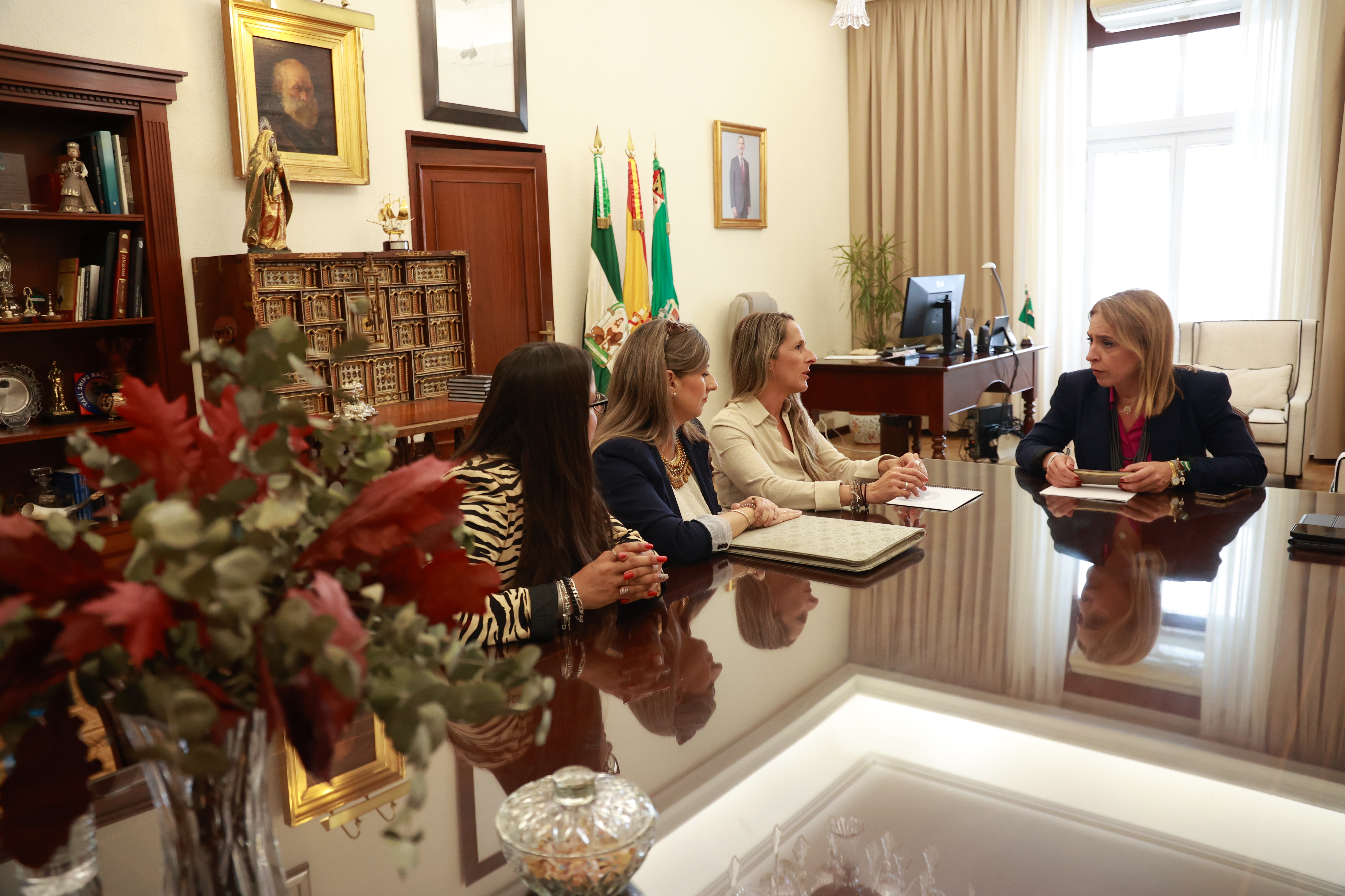 Reunión de Almudena Martínez con las representantes de Nuestro Corazón por Bandera