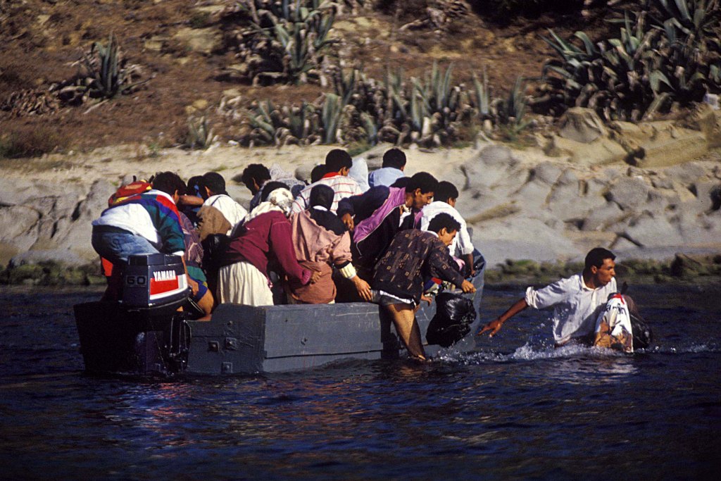 1 INMIGRANTES IRREGULARES MARROQUIES DESEMBARCAN EN PLAYA DE TARIFA, CÁDIZ. 1992