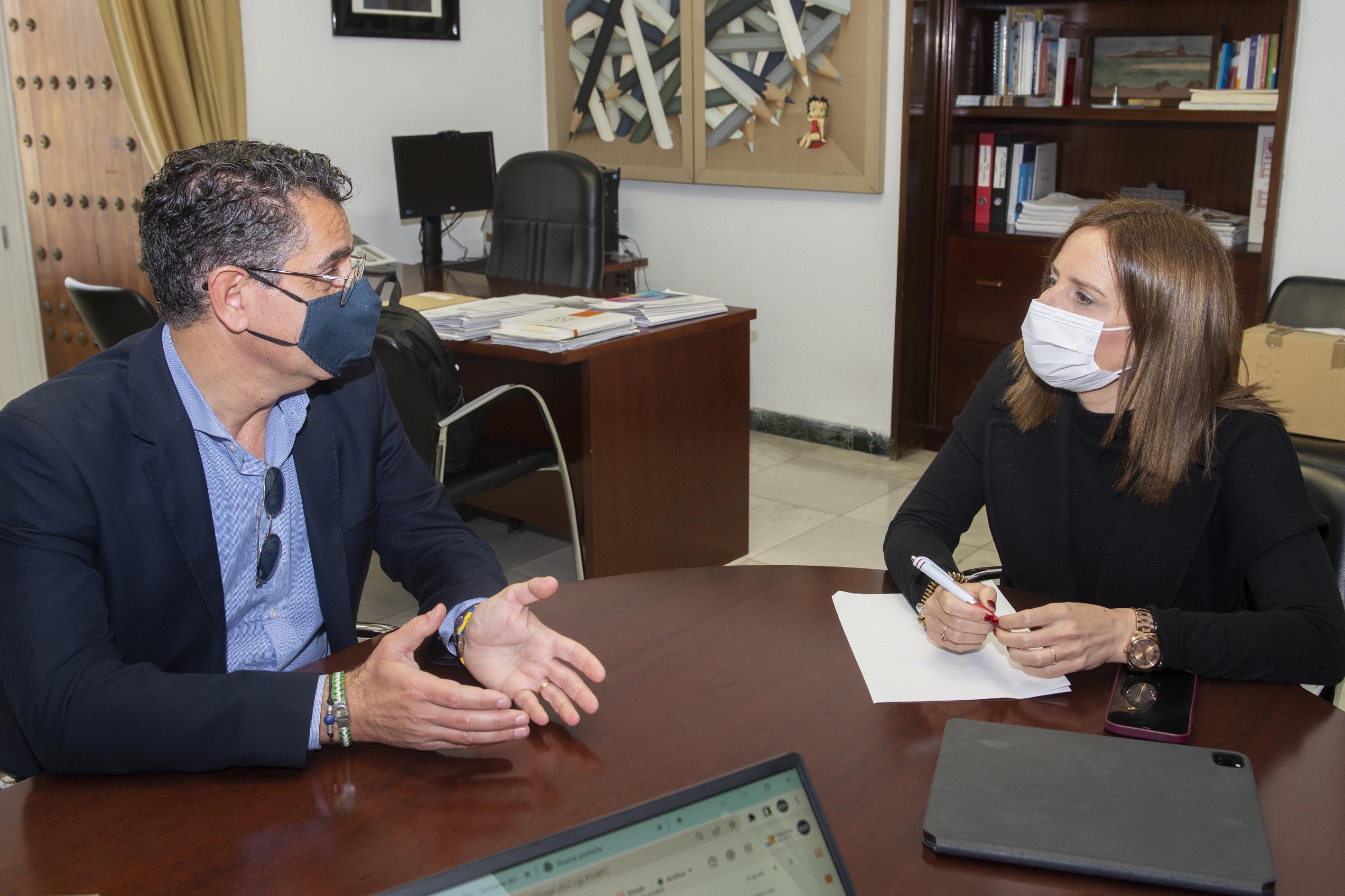Ana Carrera y Miguel Molina, durante su reunión (3)