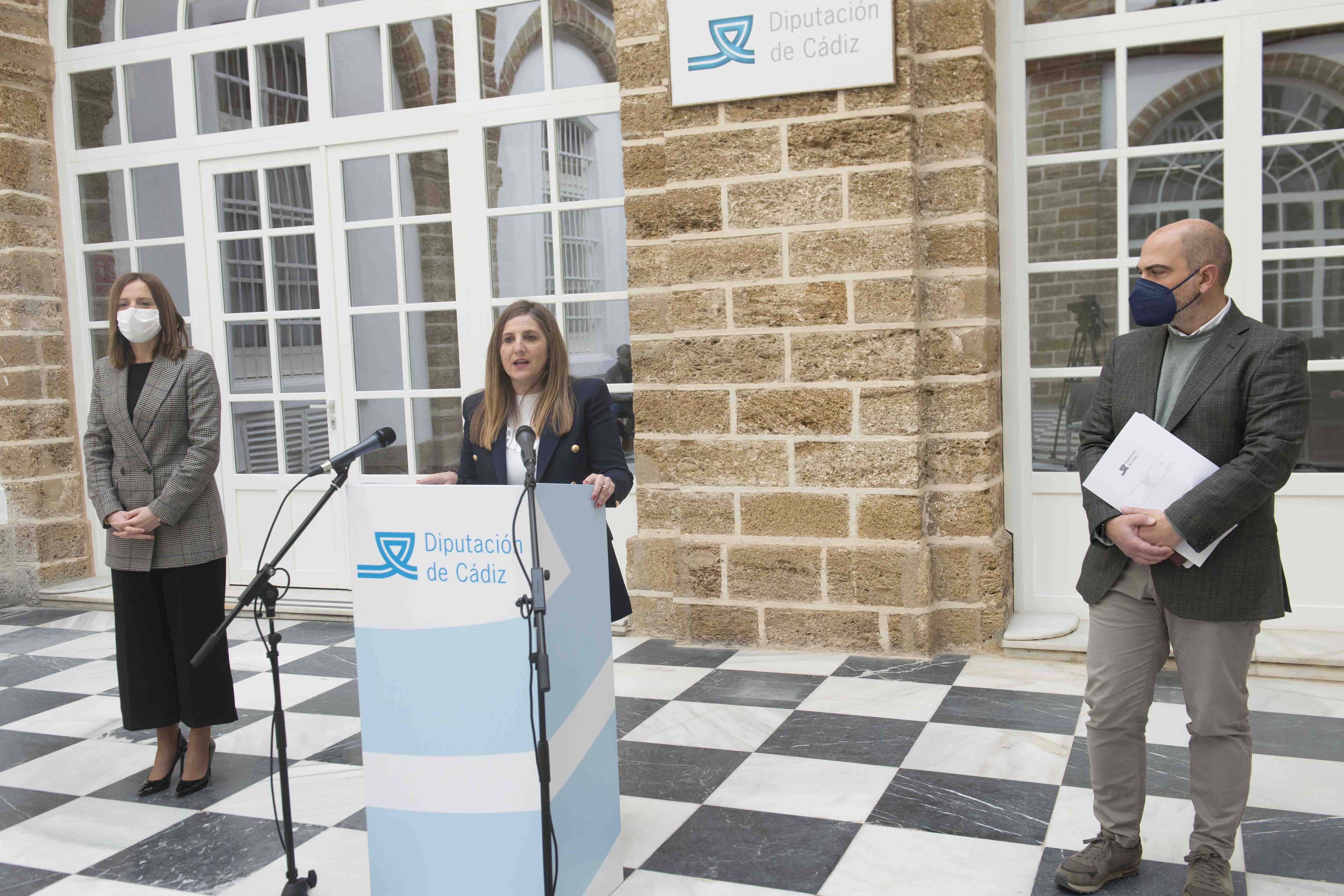 Irene García, junto a los diputados Ana Carrera y Manuel Ángel Chacón