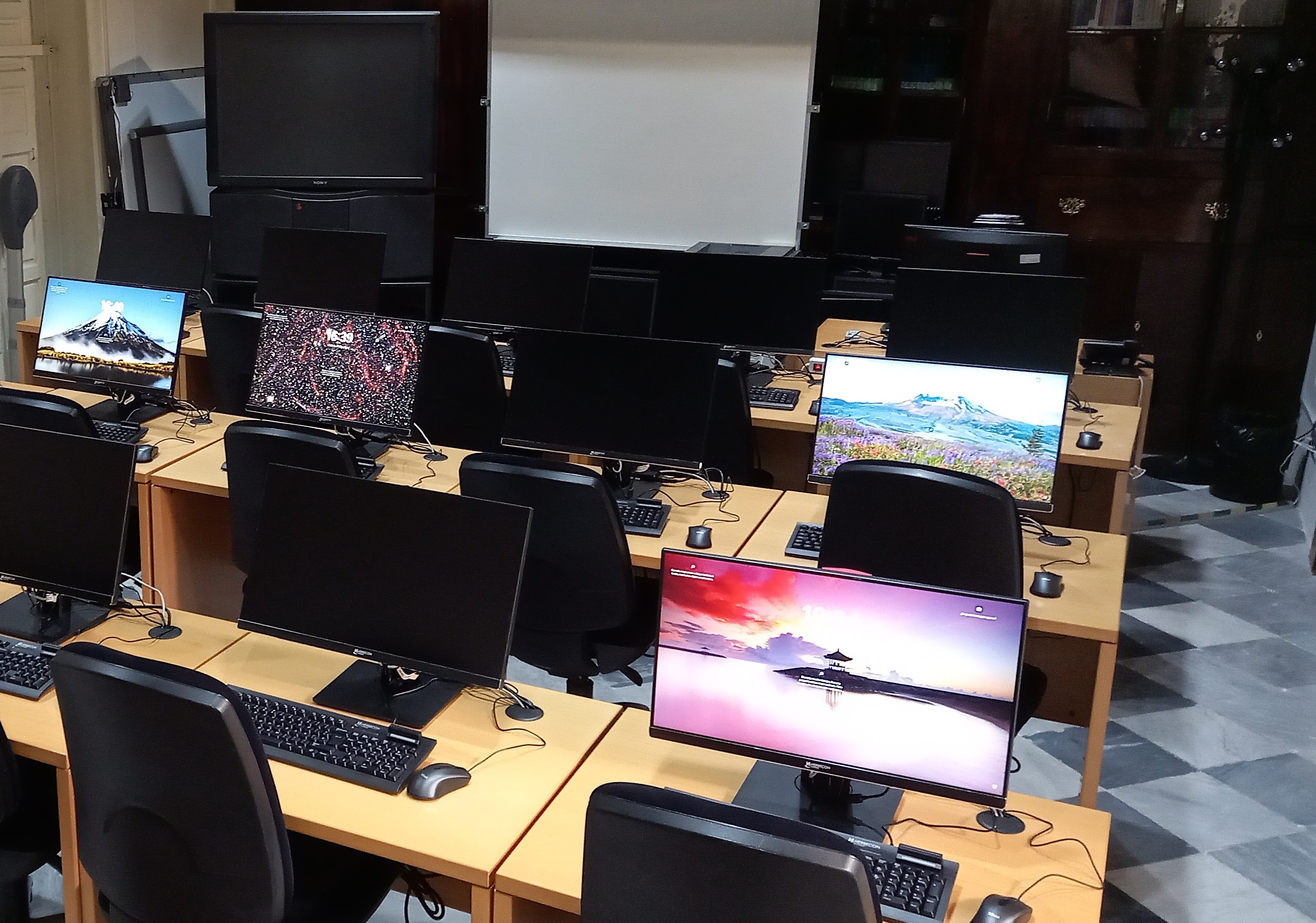 Ordenadores instalados por Epicsa en el Aula de Informática de la Uned en Cádiz cuadrado