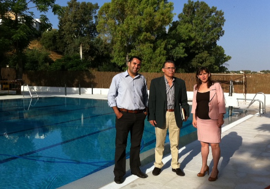 Párraga con la alcaldesa de Algar en la piscina