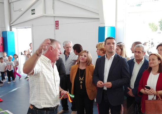 Bueno muestra las prestaciones del polideportivo
