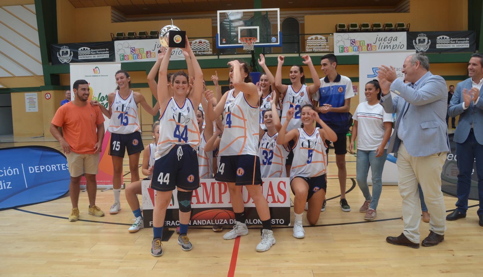 Memorial Carlos Duque_entrega de trofeo a las campeonas