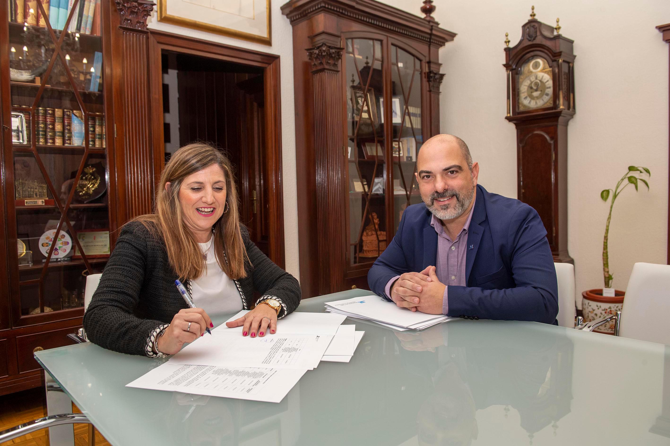 Irene Garcia firma subvenciones del Plan Invierte