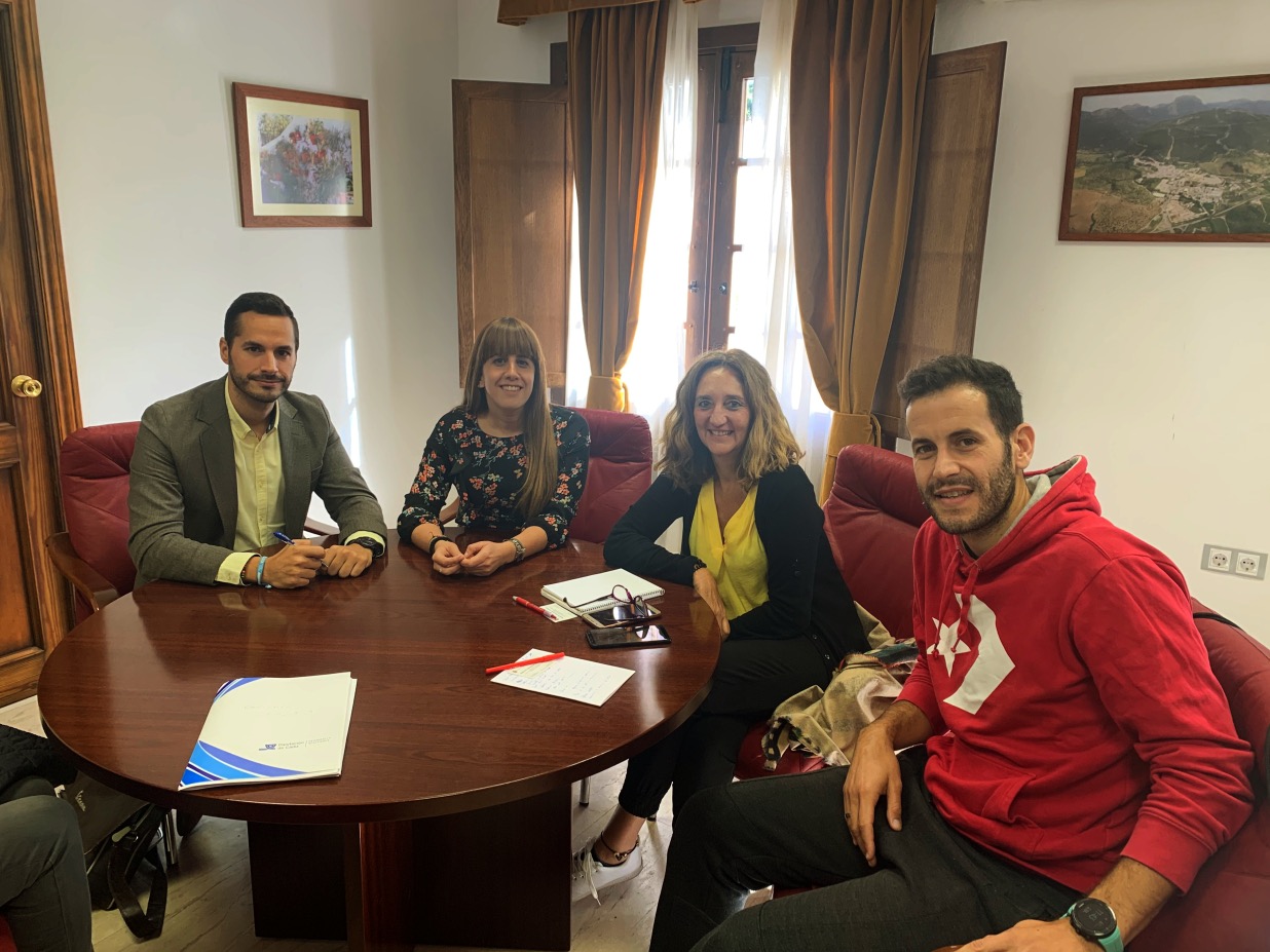 Mario Fernández con la alcaldesa de El Bosque