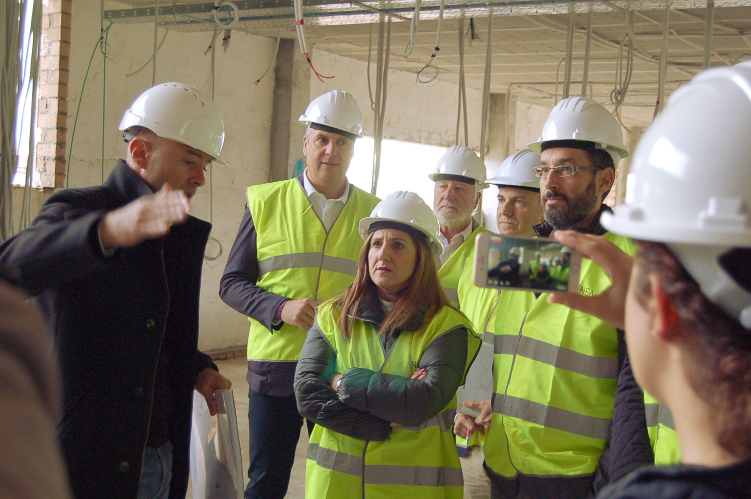 Irene Garcia en las obras de la residencia de La Linea atendiendo las explicaciones del arquitecto