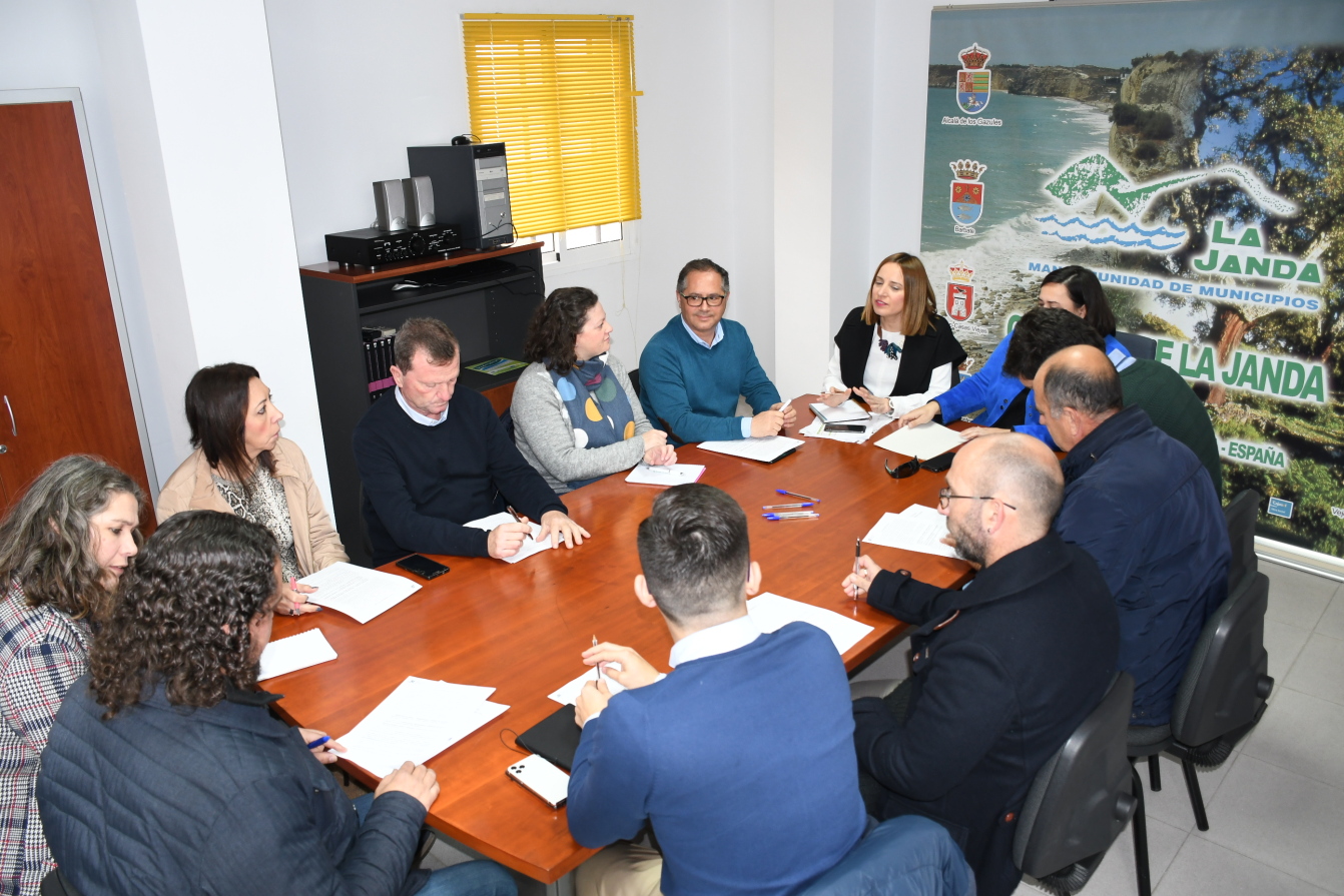 Ana Carrera con los representantes municipales de La Janda