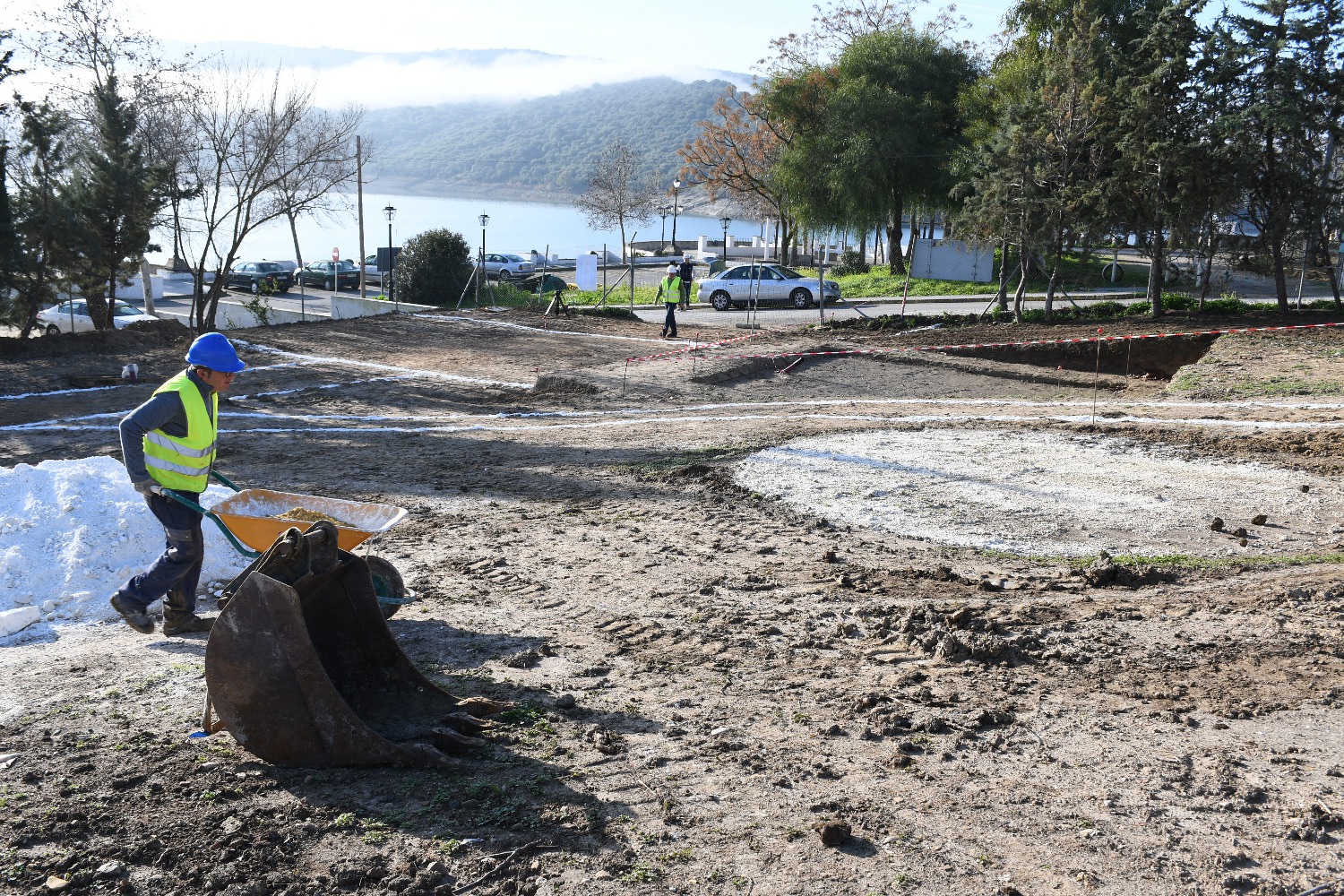 Obra Profea en Bornos_trabajador con carretilla