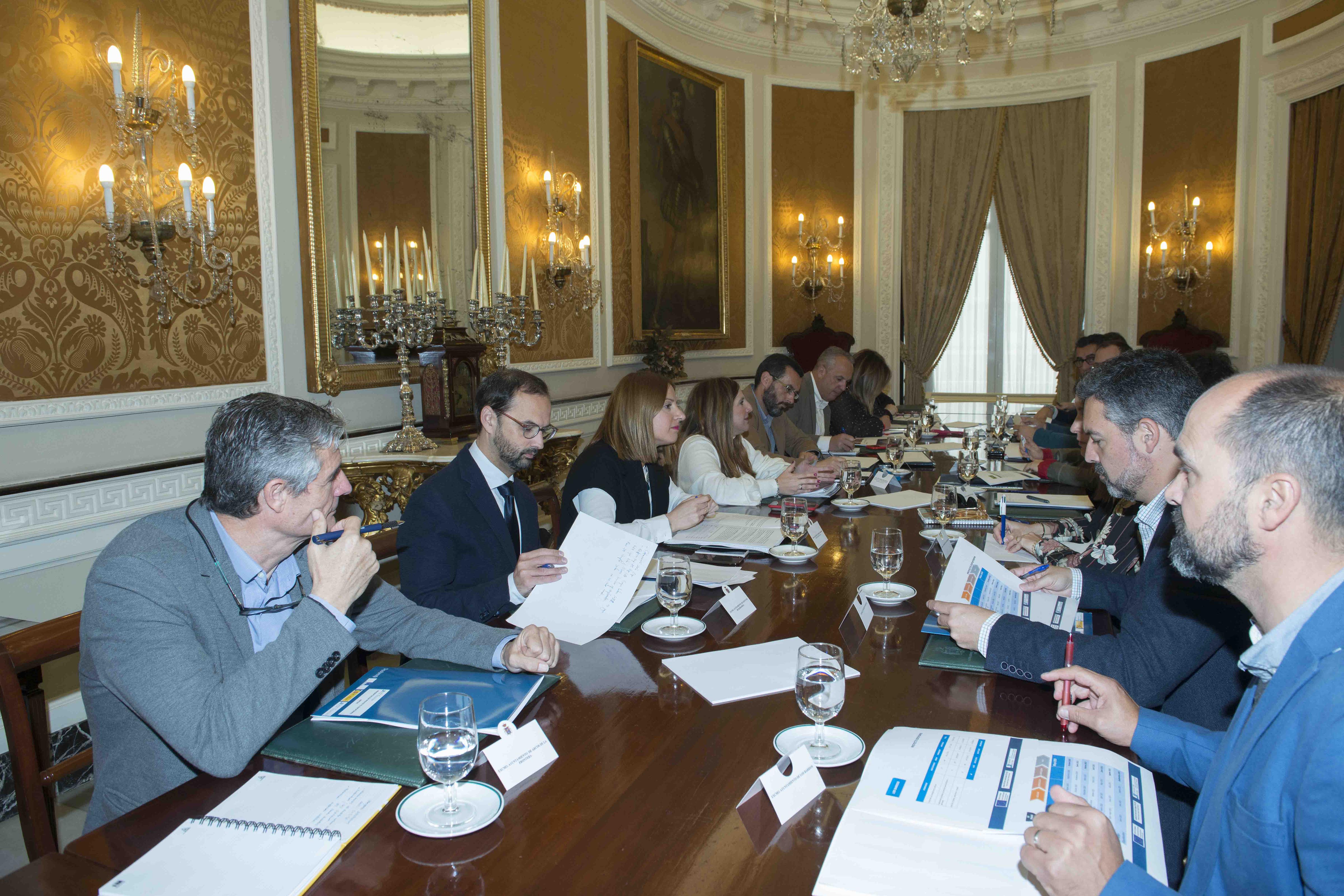 Con los alcaldes de grandes poblaciones Con los alcaldes de grandes poblaciones