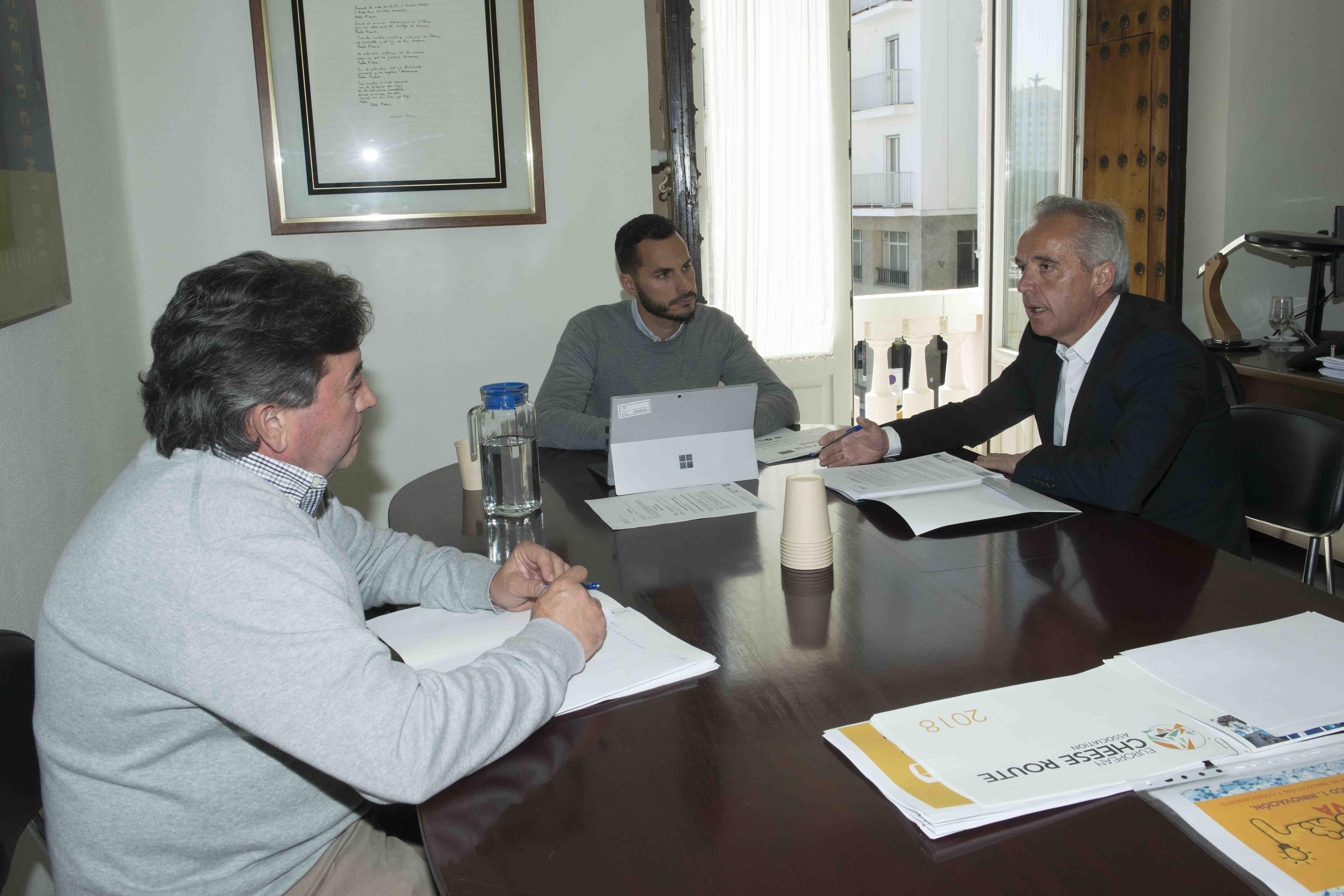 Reunión con el alcalde de Villaluenga