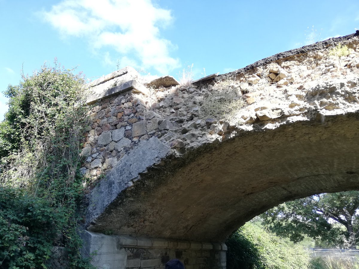 antiguo puente sobre el arroyo Las Palas parcialmente colapsado