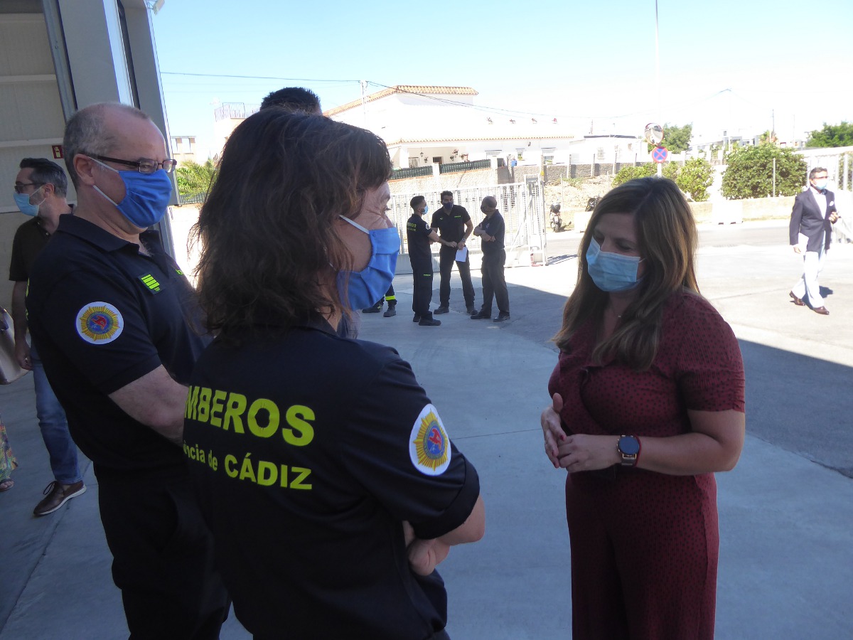 inaugurado el parque de bomberos de Sanlucar_Irene Garcia conversa con personal de bomberos