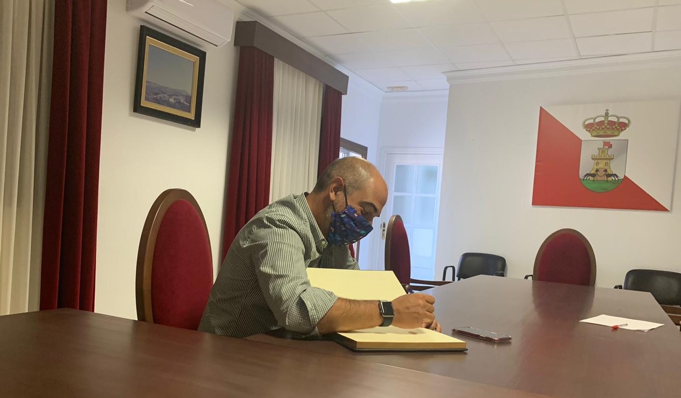 Firma en el Libro de Honor del ayuntamiento de Torre Aláquime