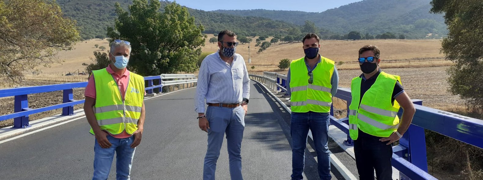 Pizarro y personla tecnico en carretera de la red provincial