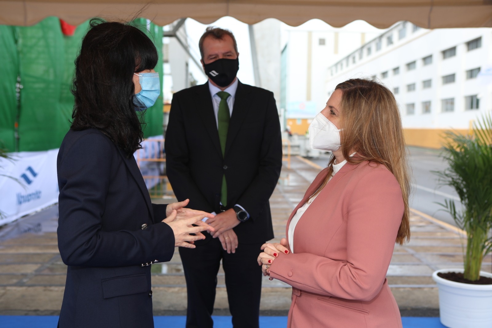 Irene García conversa con la presidnta de Navantia