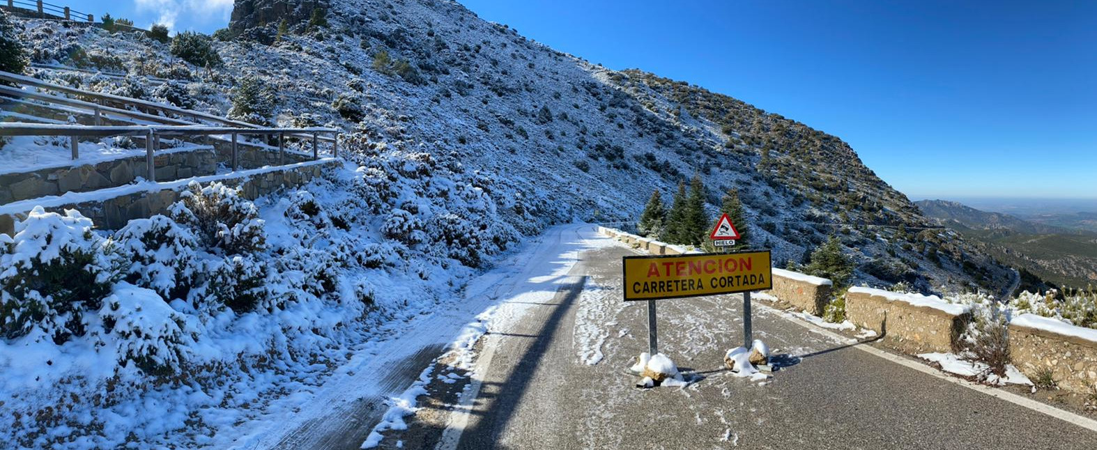 carretera de acceso al puerto de Las Palomas cortada tras la borrasca