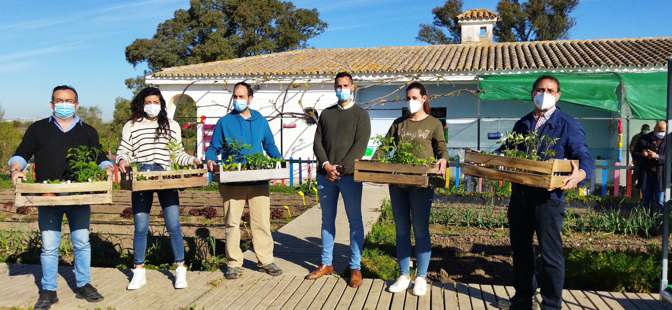 Entrega de plantones en La Casa de los Colores