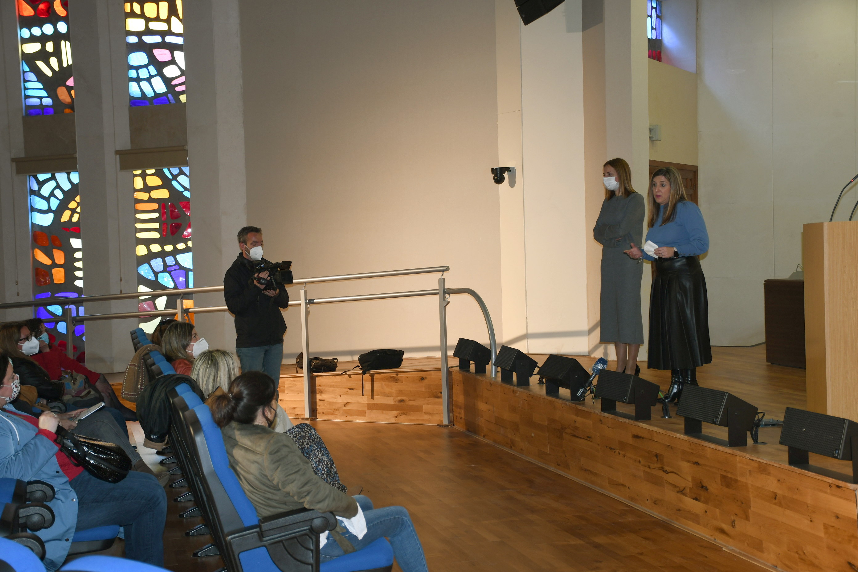 Irene García y Ana Carrera durante la bienvenida