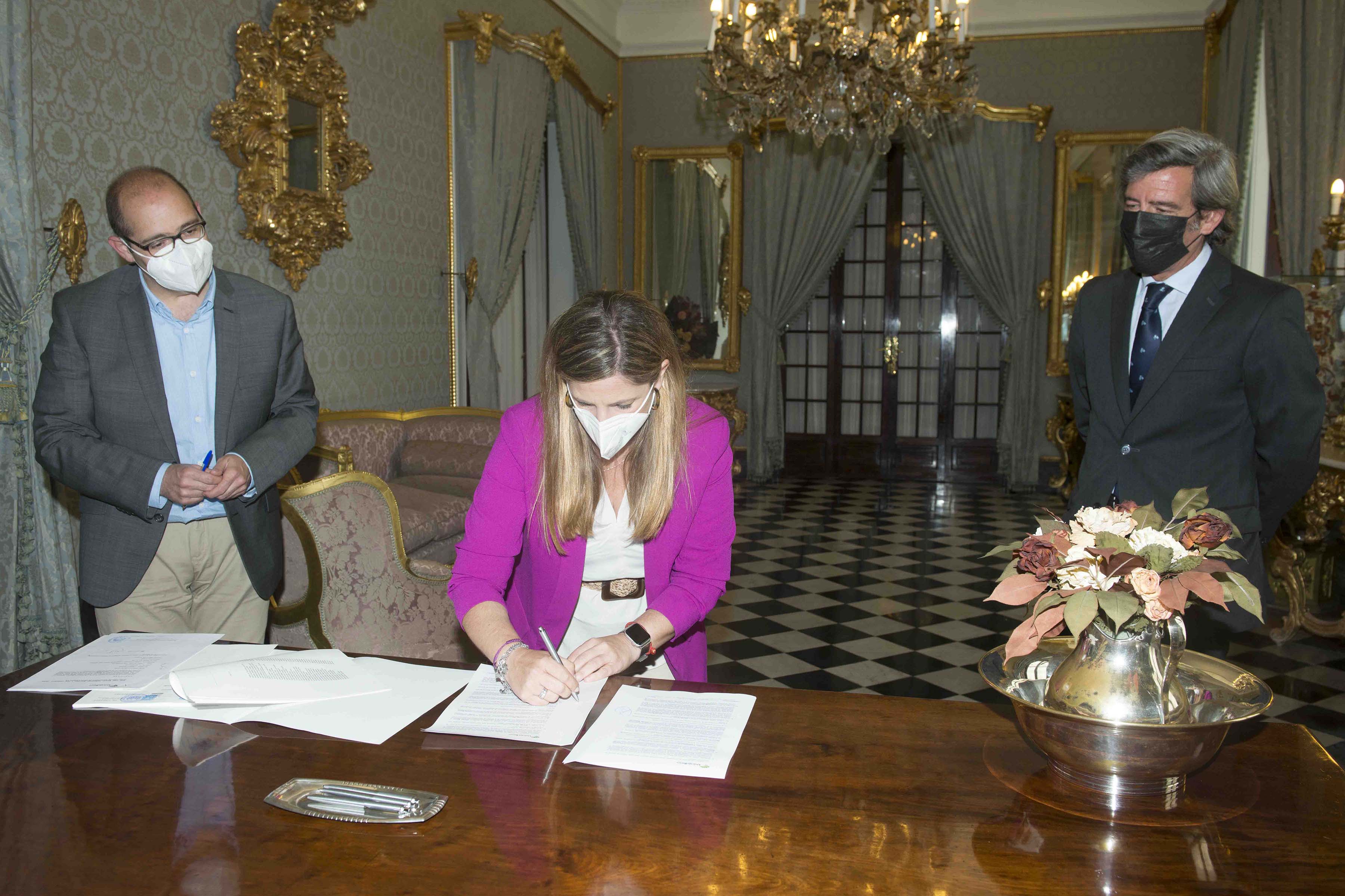 Irene Garcia firma el prestamo de 33 millones para inversiones