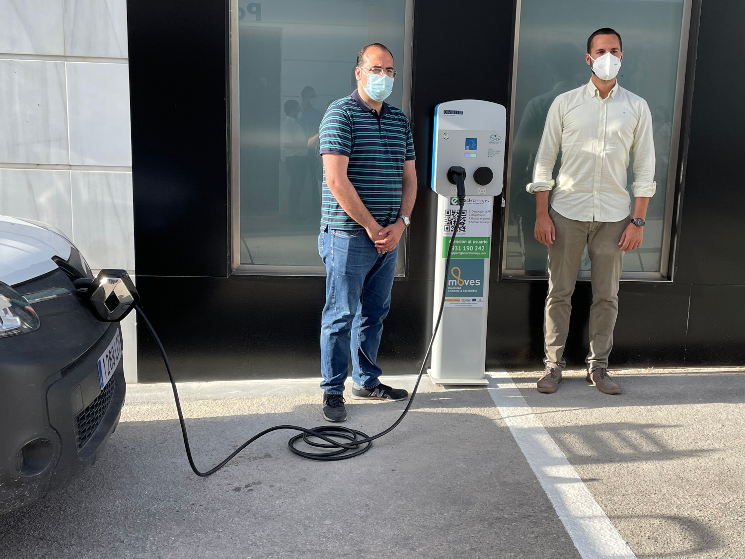 Mario Fernandez y Hugo Palomares en la estacion de recarga de Bornos