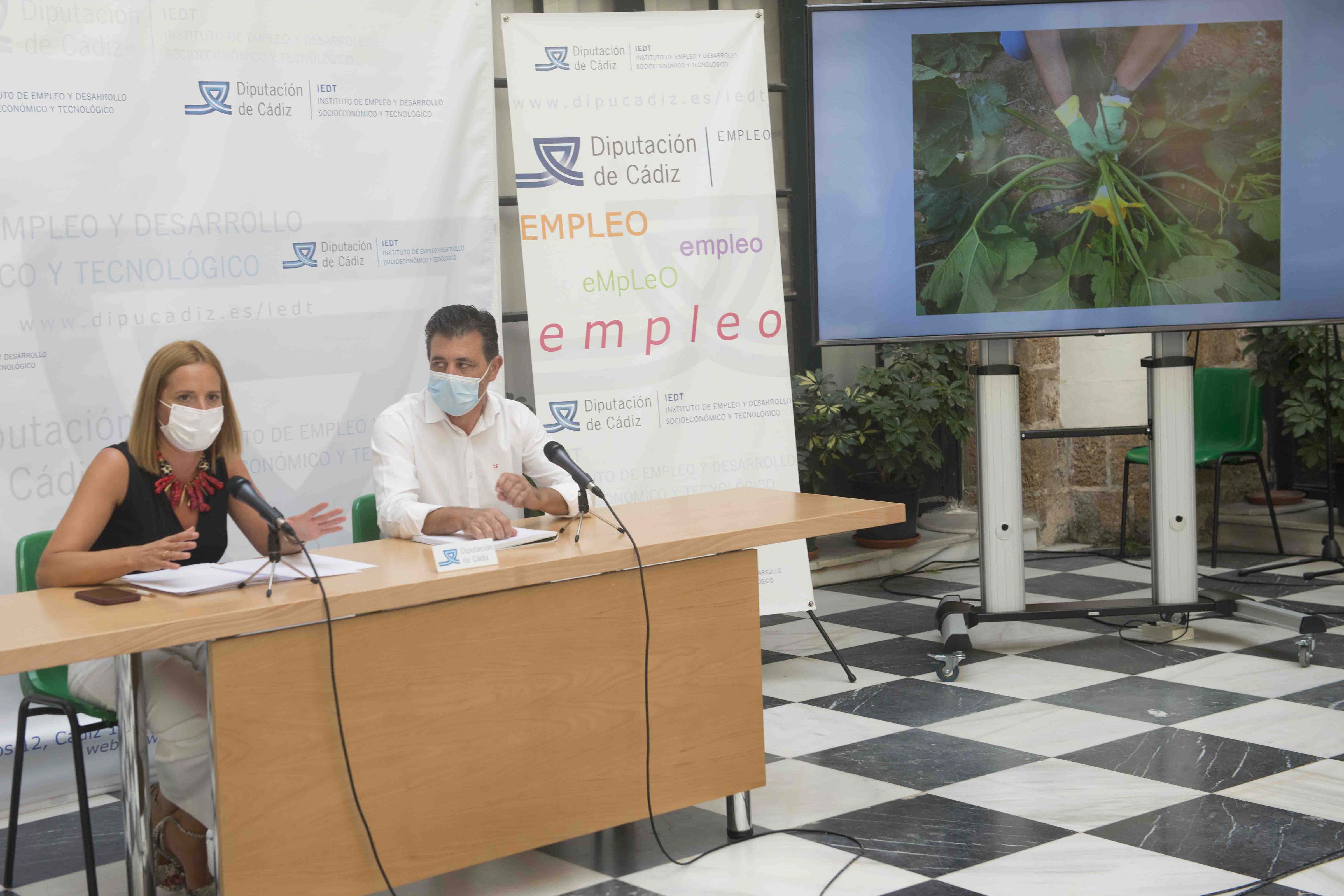 Ana Carrera y Miguel Perez presentan el proyecto para mejorar explotaciones agrarias