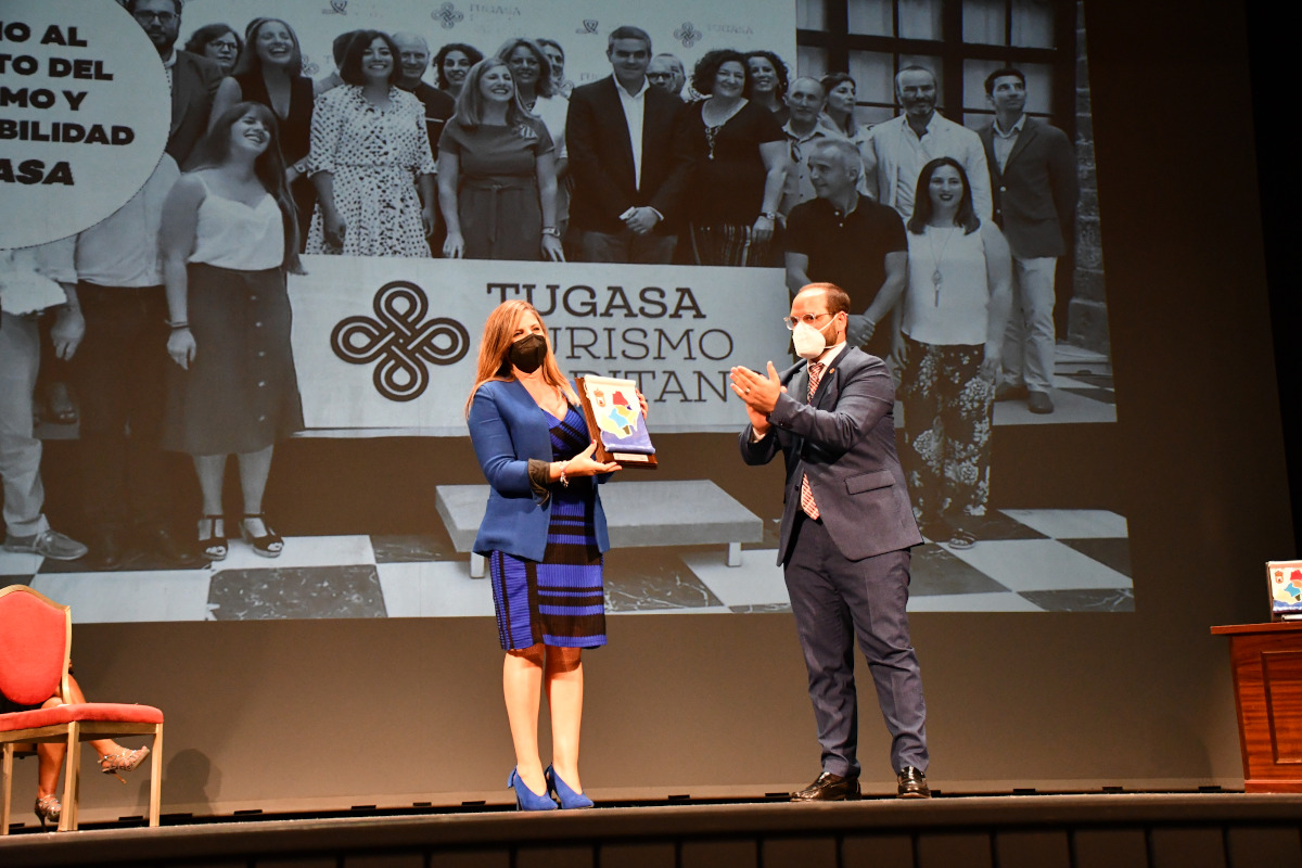 Irene Garcia con el premio concedido a Tugasa