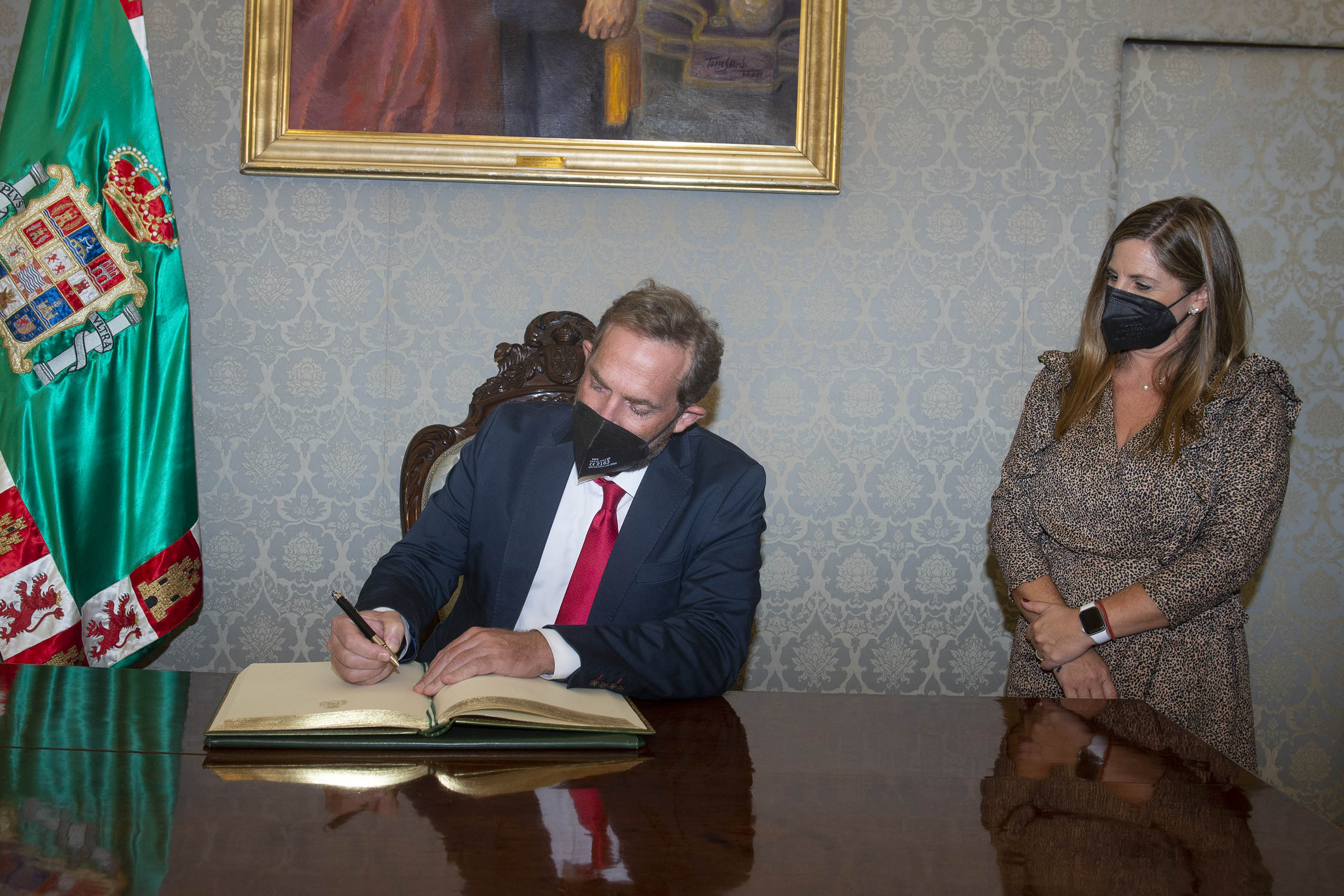 Valdés firma en el Libro de Honor.