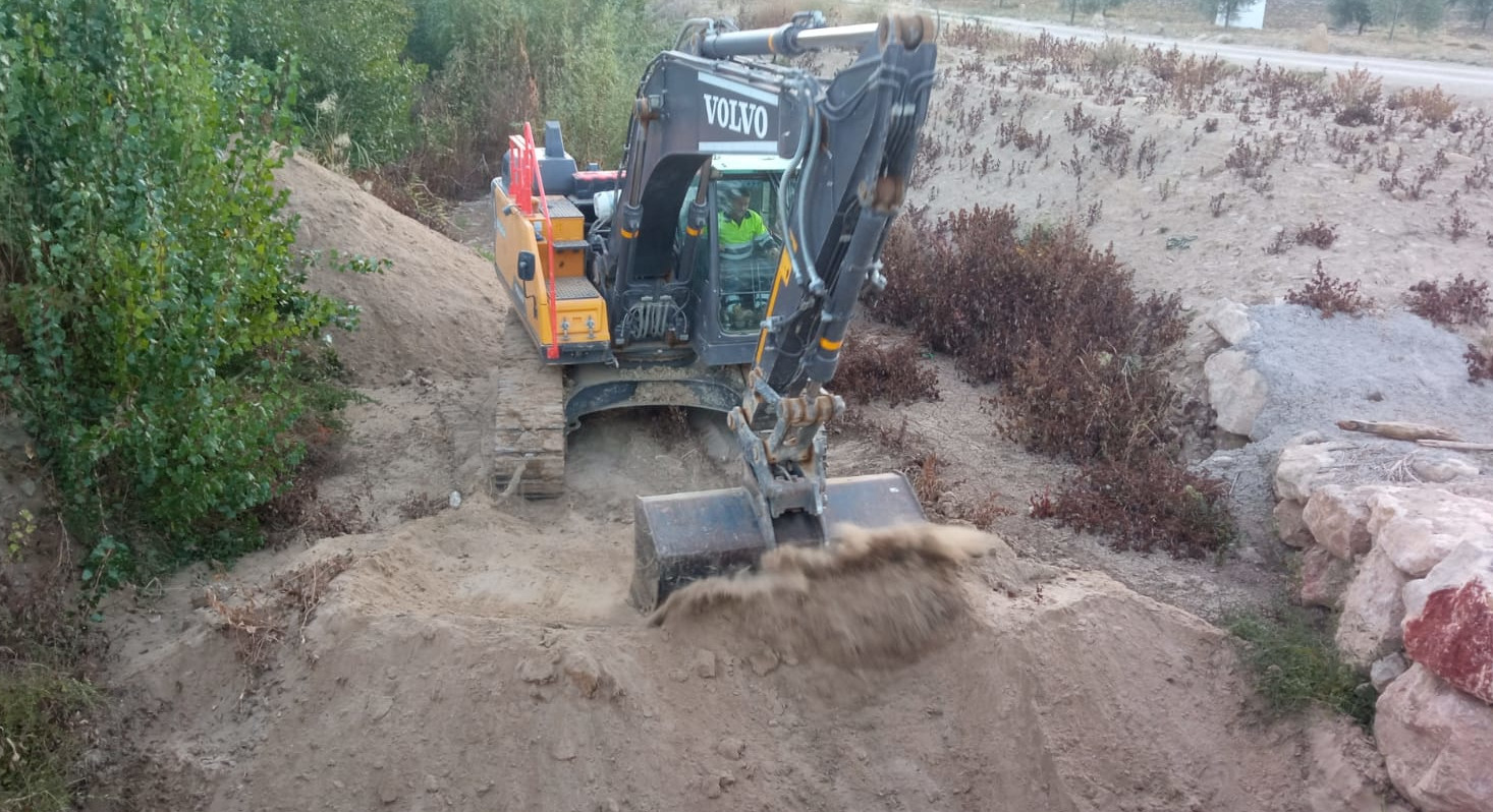 obras para despejar el cauce del arroyo del Moral en Torre Alhaquime