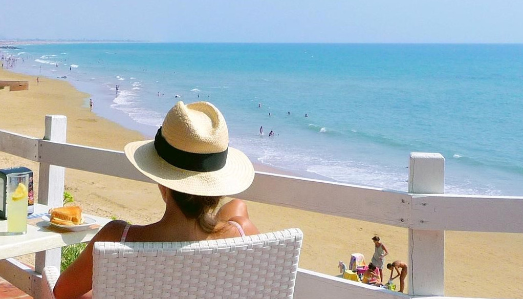 turista en chiringuito junto a playa de Conil