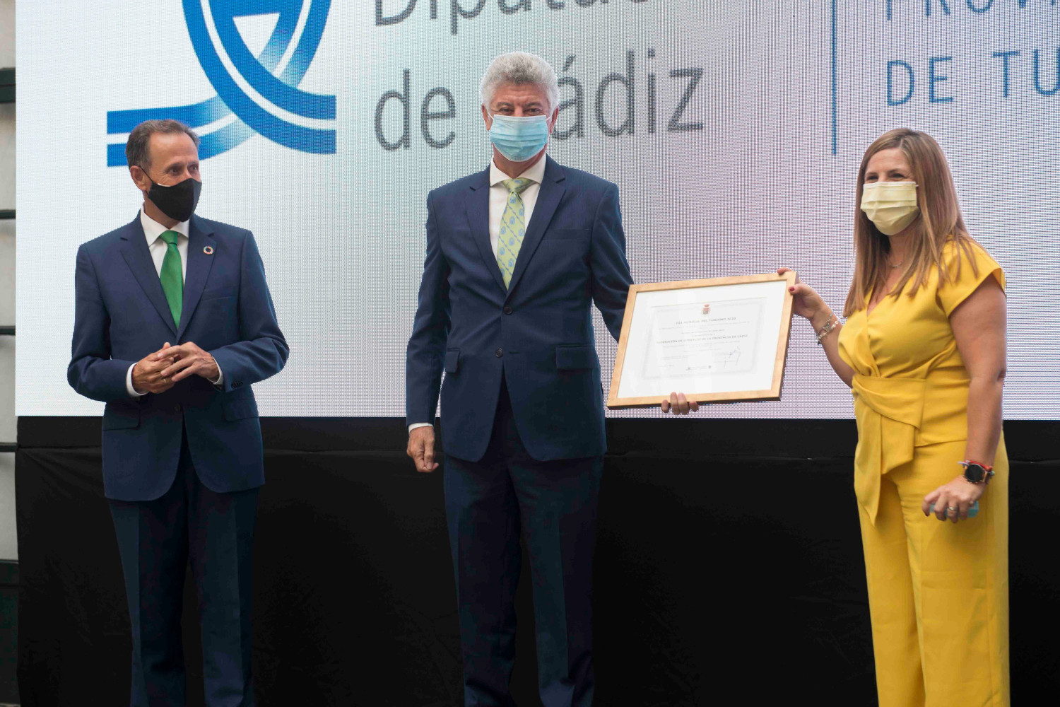 Manuel Luna de Fedeco entre Irene Garcia y Jose Maria Roman