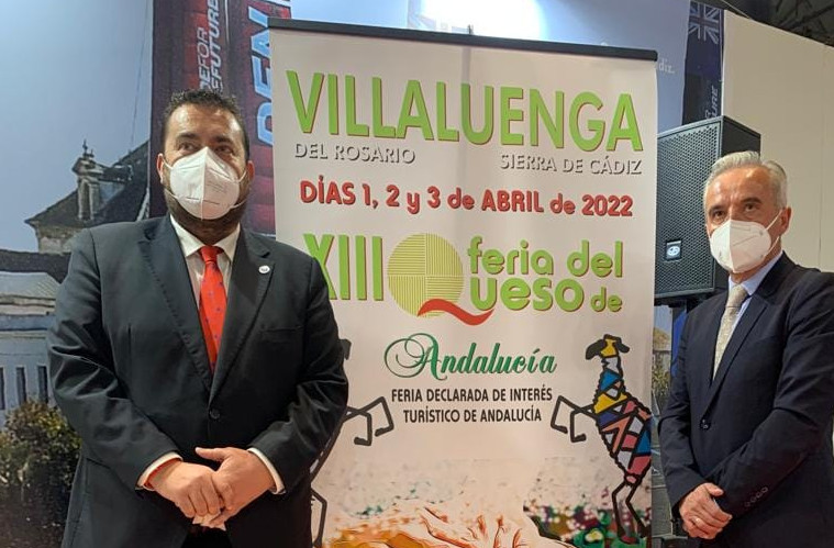 Fitur 2022_Jaime Armario y Alfonso Moscoso junto al cartel de la feria del queso de Villaluenga