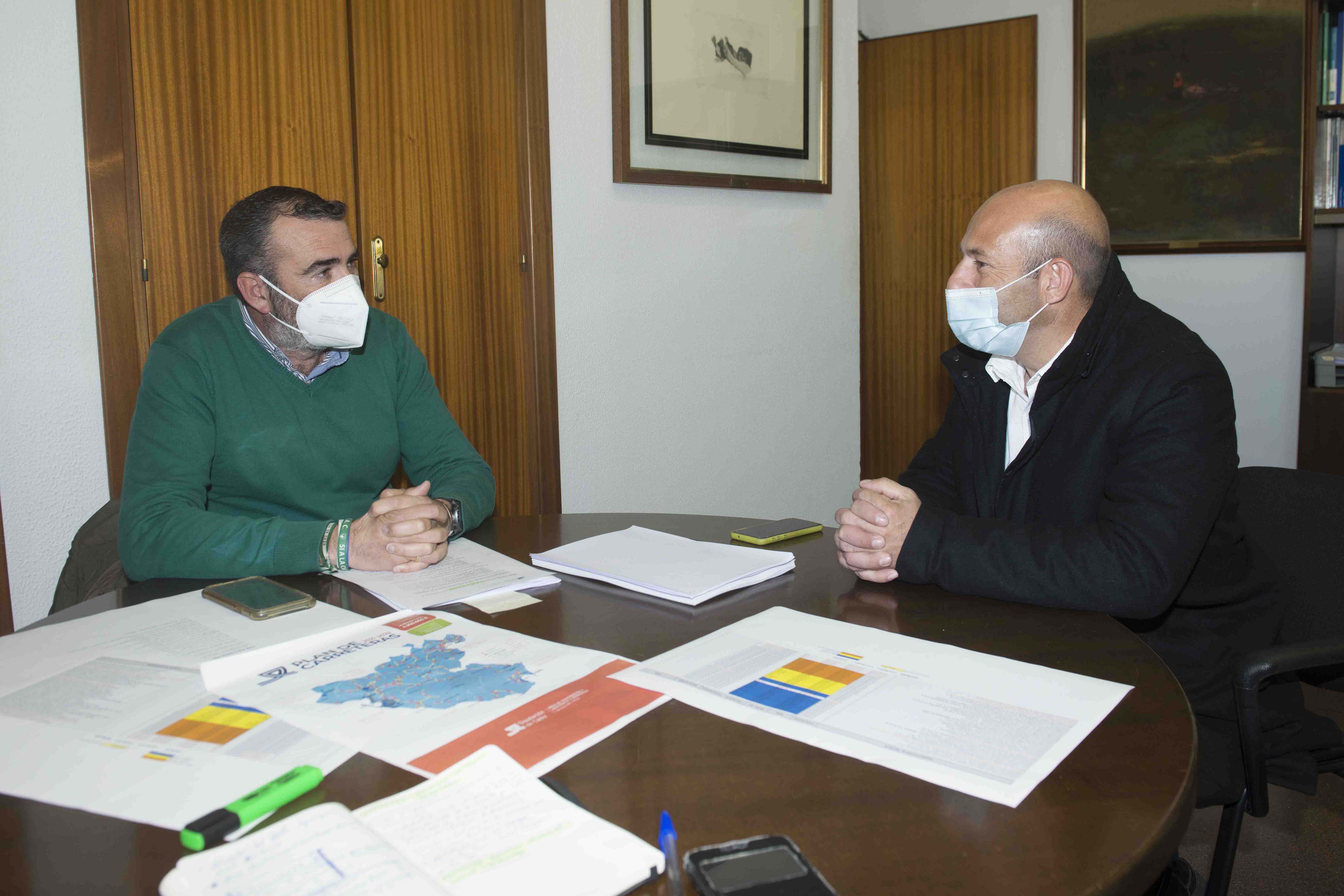 Javier Pizarro con el alcalde de Alcala del Valle