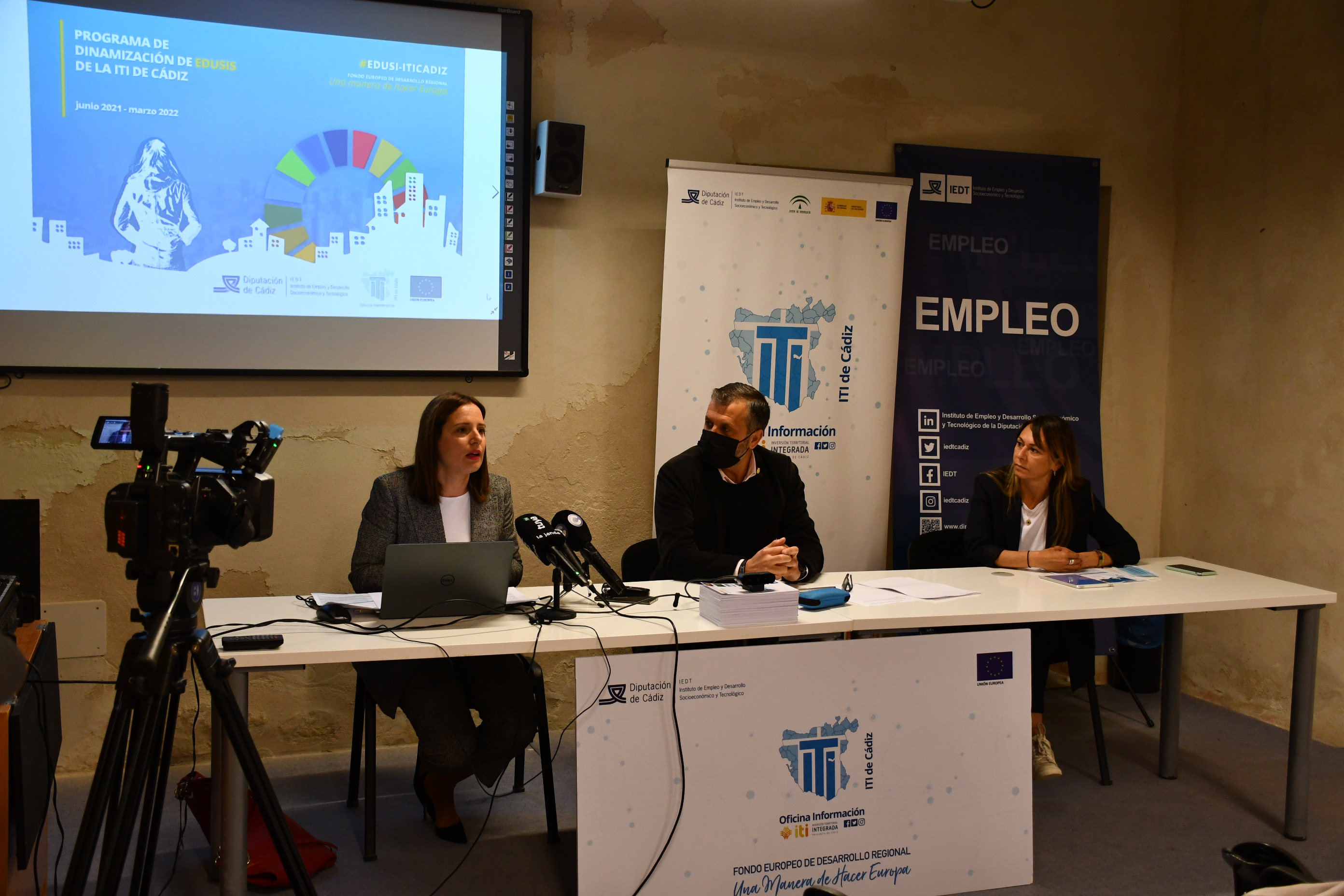 De izquierda a derecha, Ana Carrera, Juan Bermúdez y Laura Hagemann