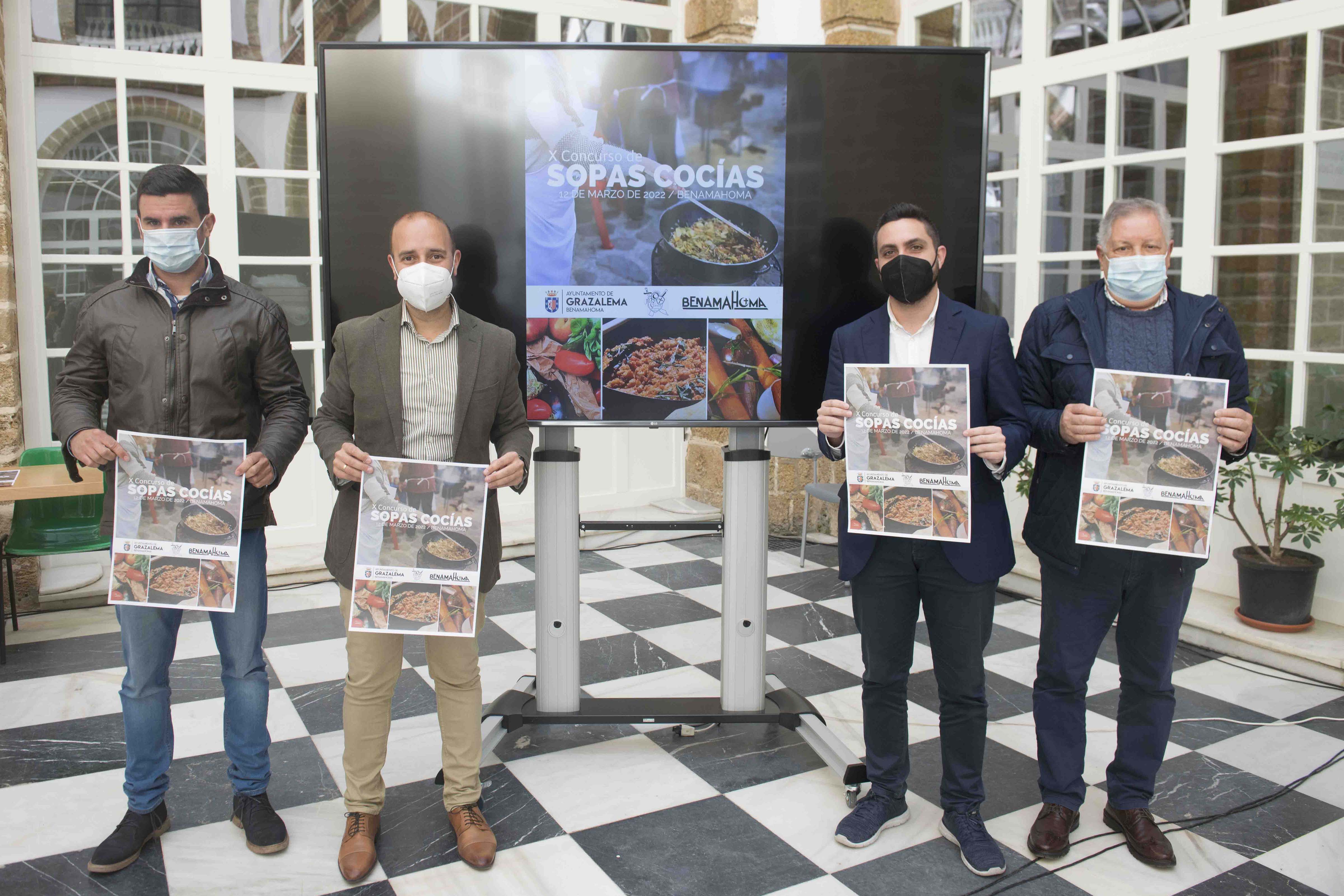 Foto de familia tras la presentación del concurso de 'Sopas Cocías'