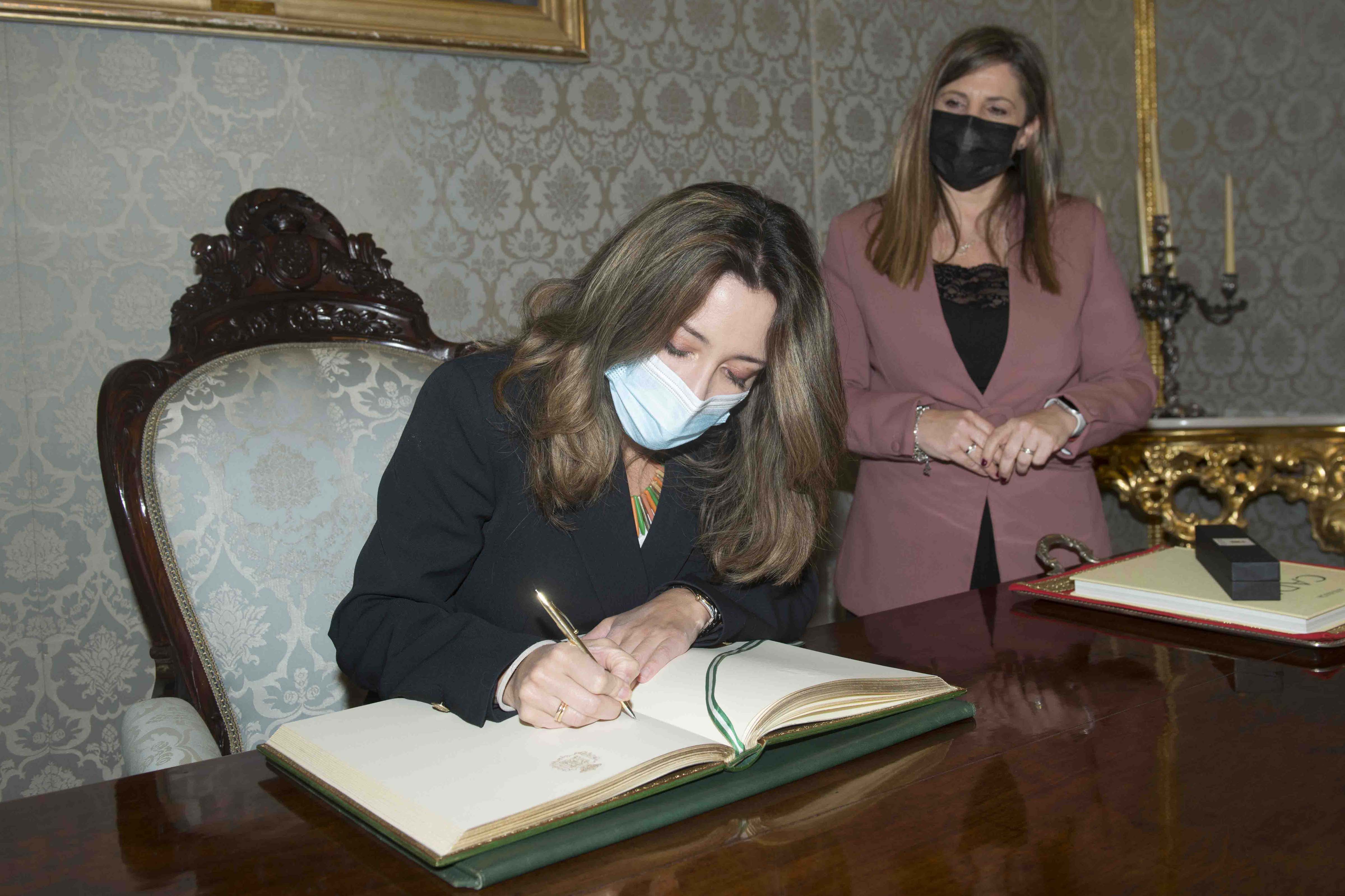 La secretaria de Estado de Comercio firma en el Libro de Honor de la Diputación