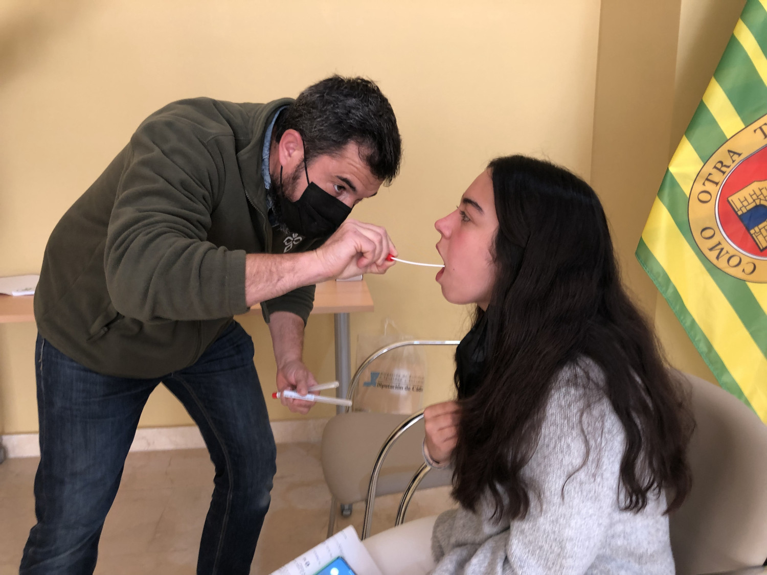 Jesus Roman toma la muestra de Carmen Fernandez