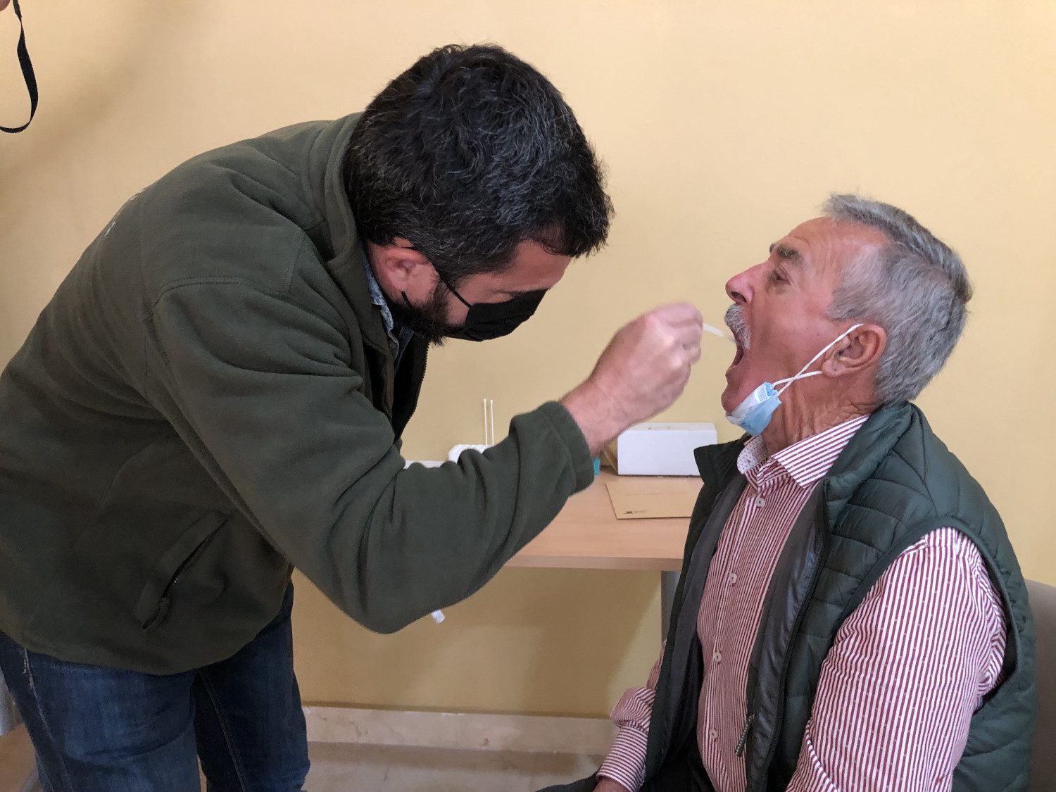 Jesus Roman toma la muestra de Juan Salas