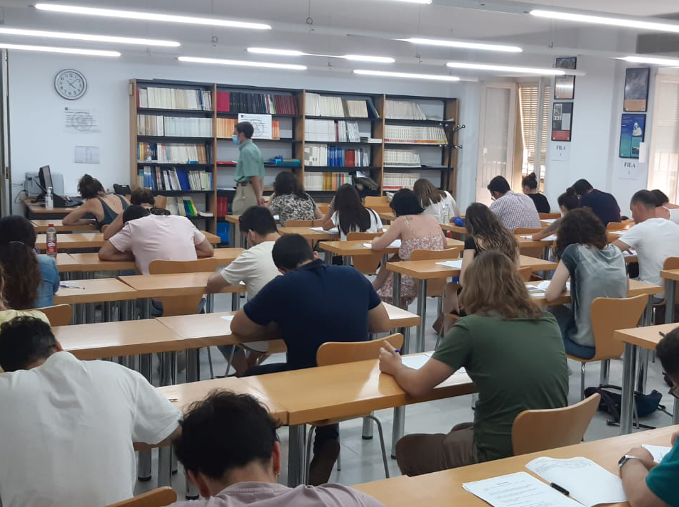 Estudiantes examinándose en la UNED en Cádiz cuadrado