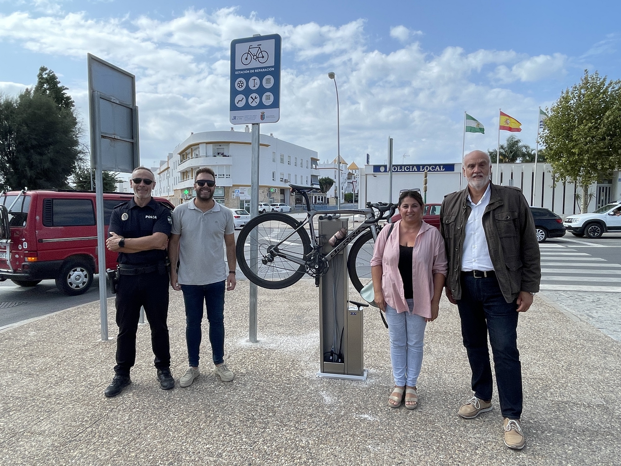 Entrega estación de reparación bicis Conil