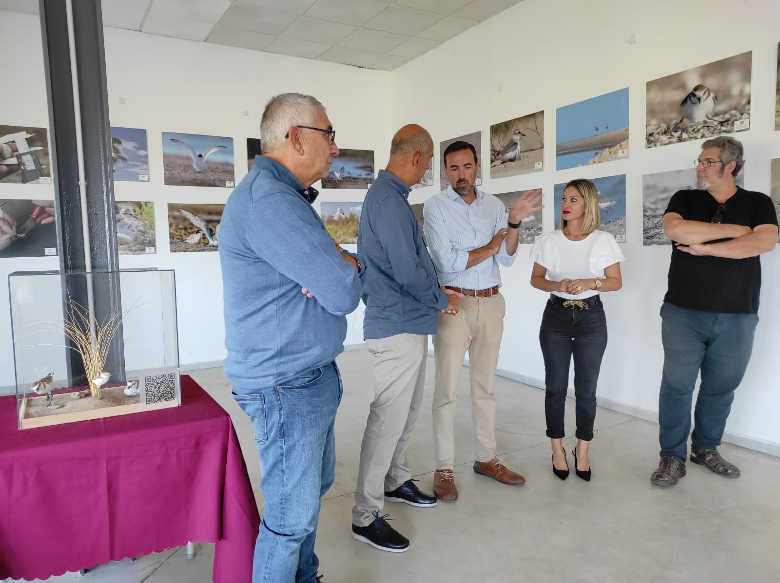 Inauguración de la exposición sobre el chorlitejo en Tarifa