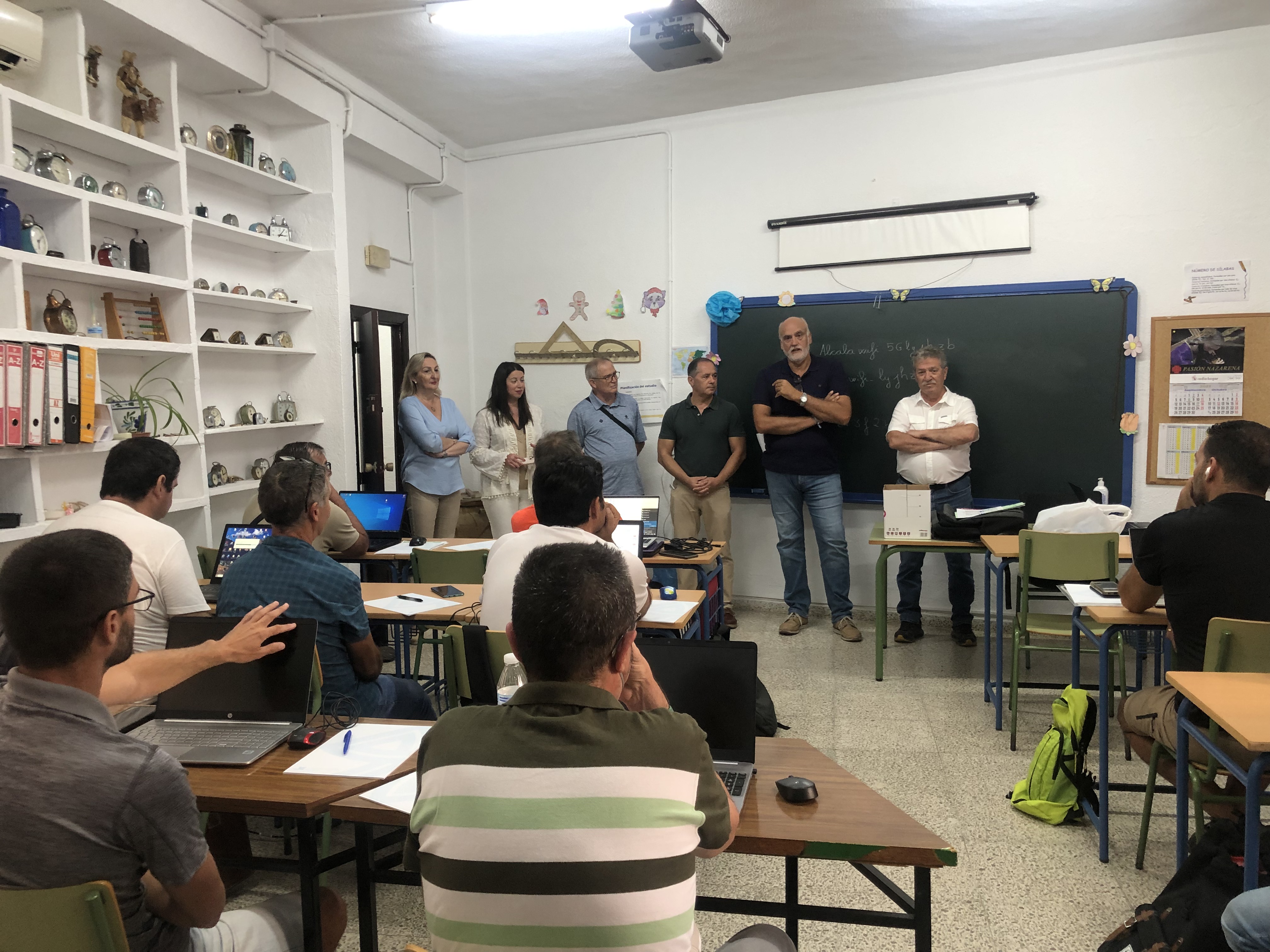 Javier Vidal, durante su intervención en el curso de senderismo