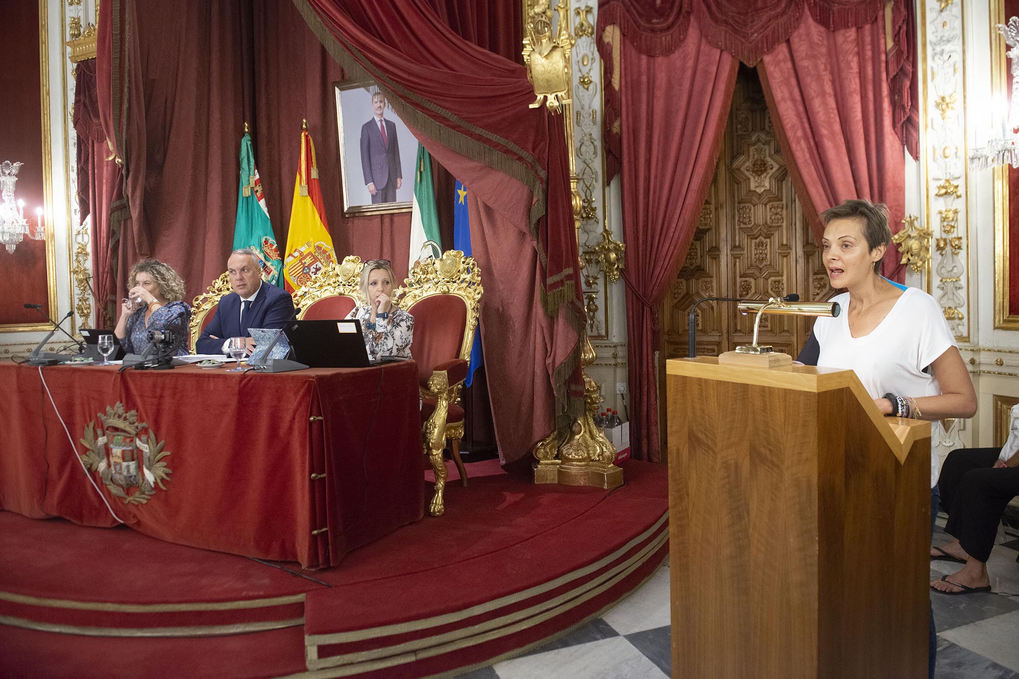 Elena Santos da lectura del manifiesto de Agama por el Día Internacional contra el cáncer de mama (2)