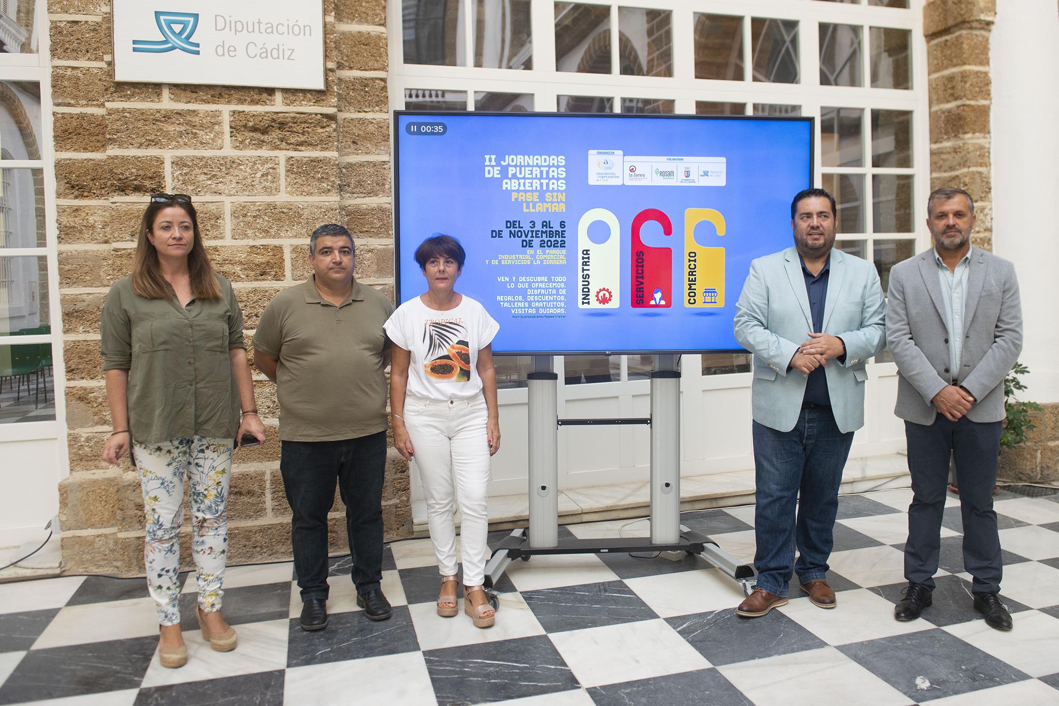 Foto de grupo tras la presentación de las jornadas de puertas abiertas de Conil