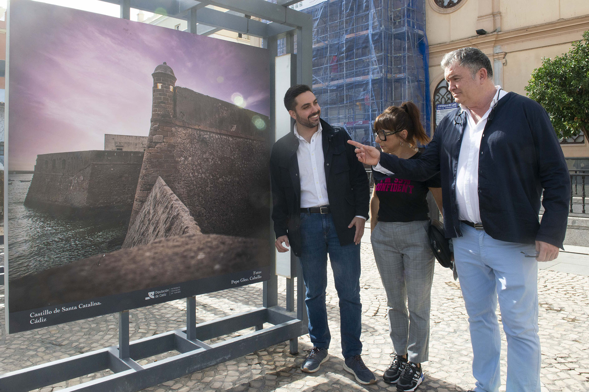 González Mellado, Mures y Cano, ante uno de los paneles de la muestra