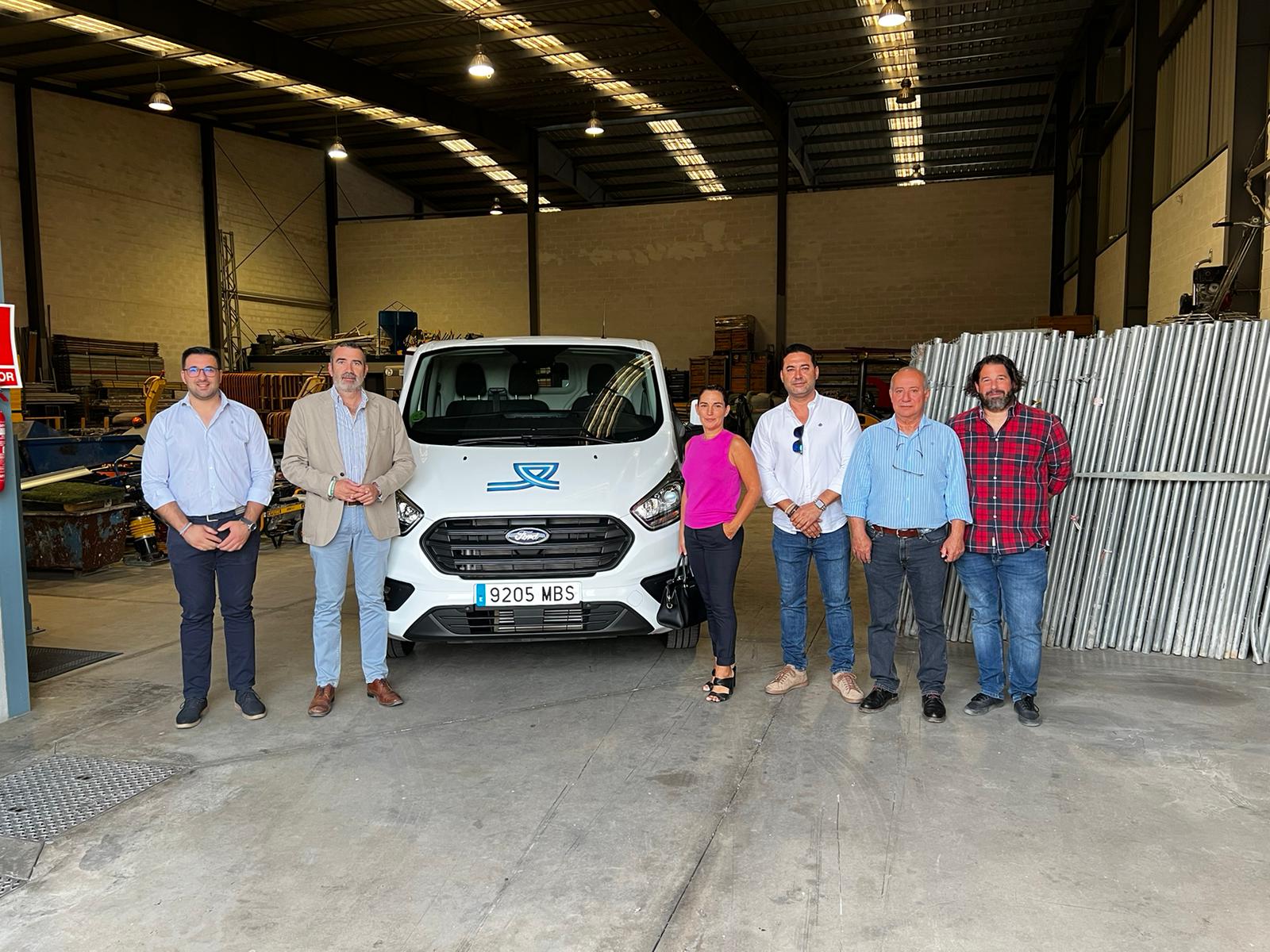 Pizarro y personal tecnico con el nuevo vehiculo taller