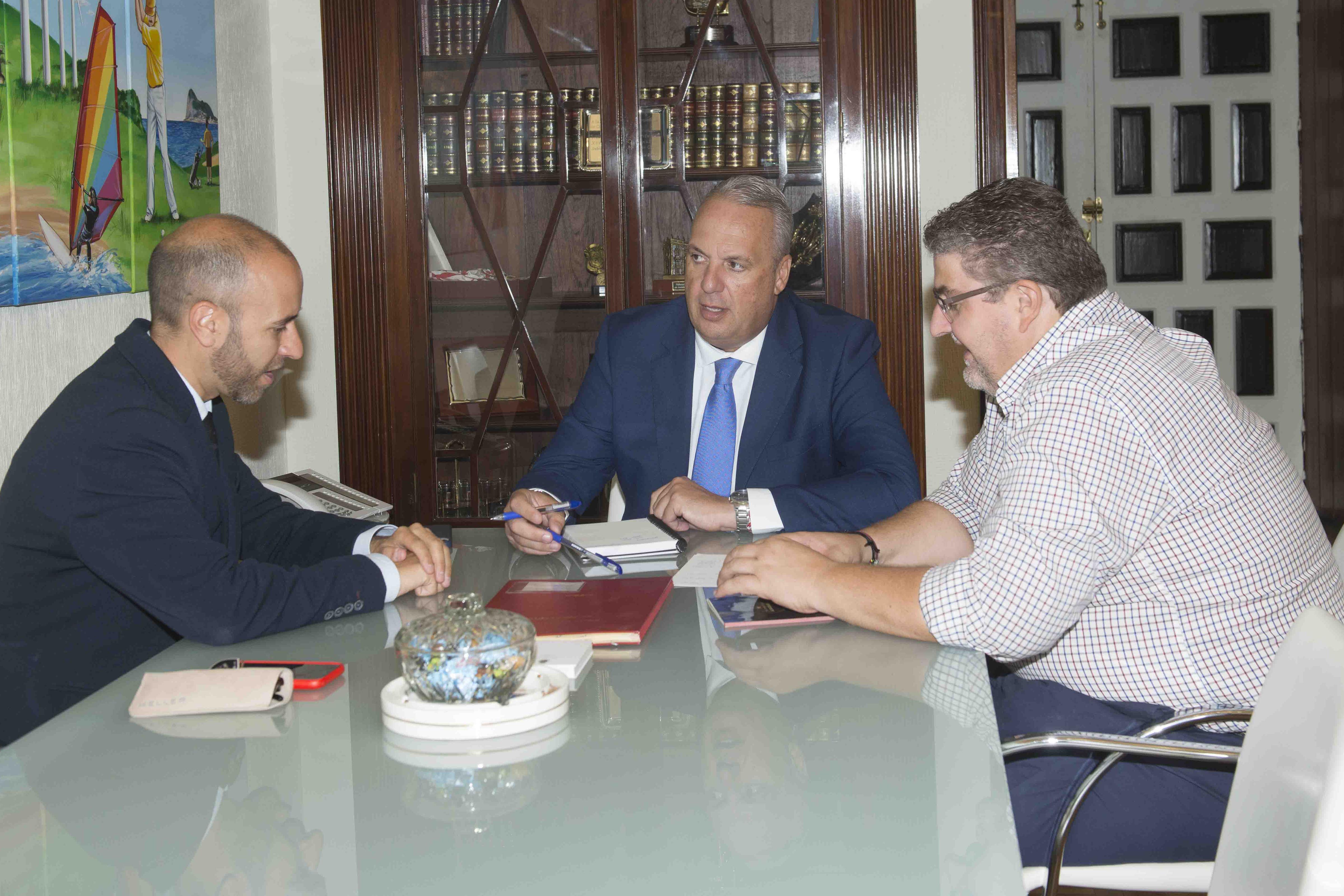 Reunión de Ruiz Boix con alcalde de Grazalema