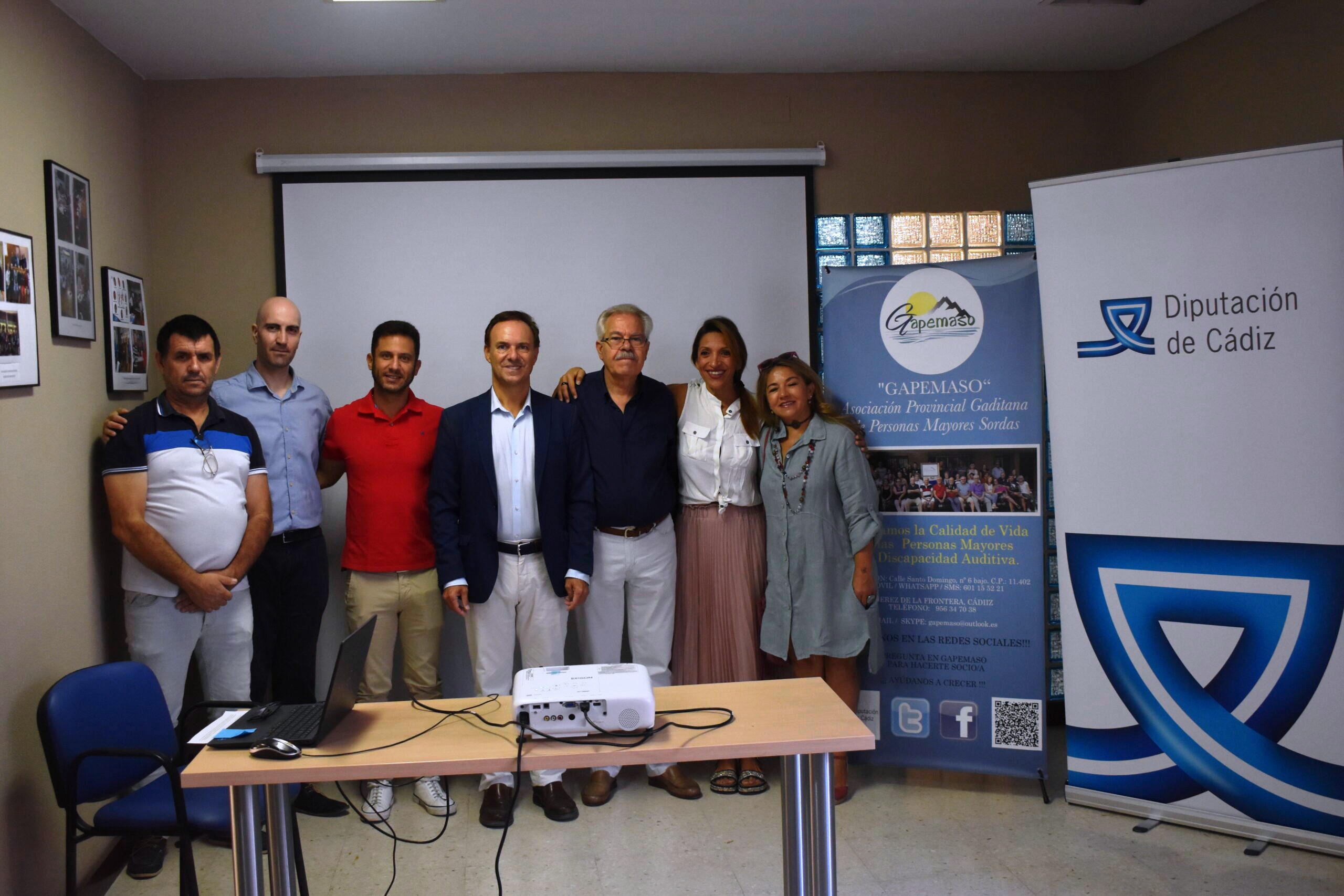 El diputado David de la Encina con miembros de Gapemaso
