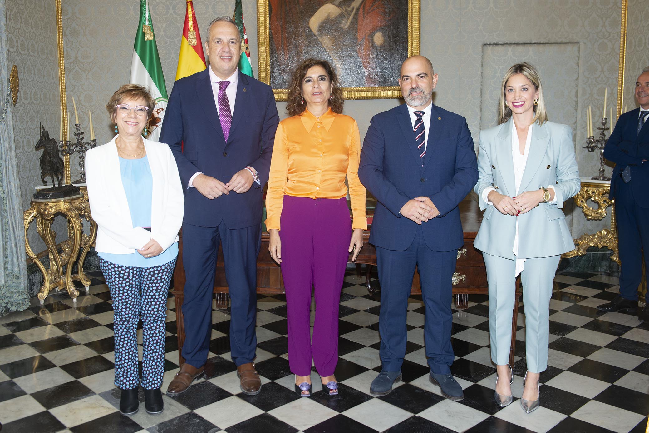 Foto de grupo con la ministra María Jesús Montero