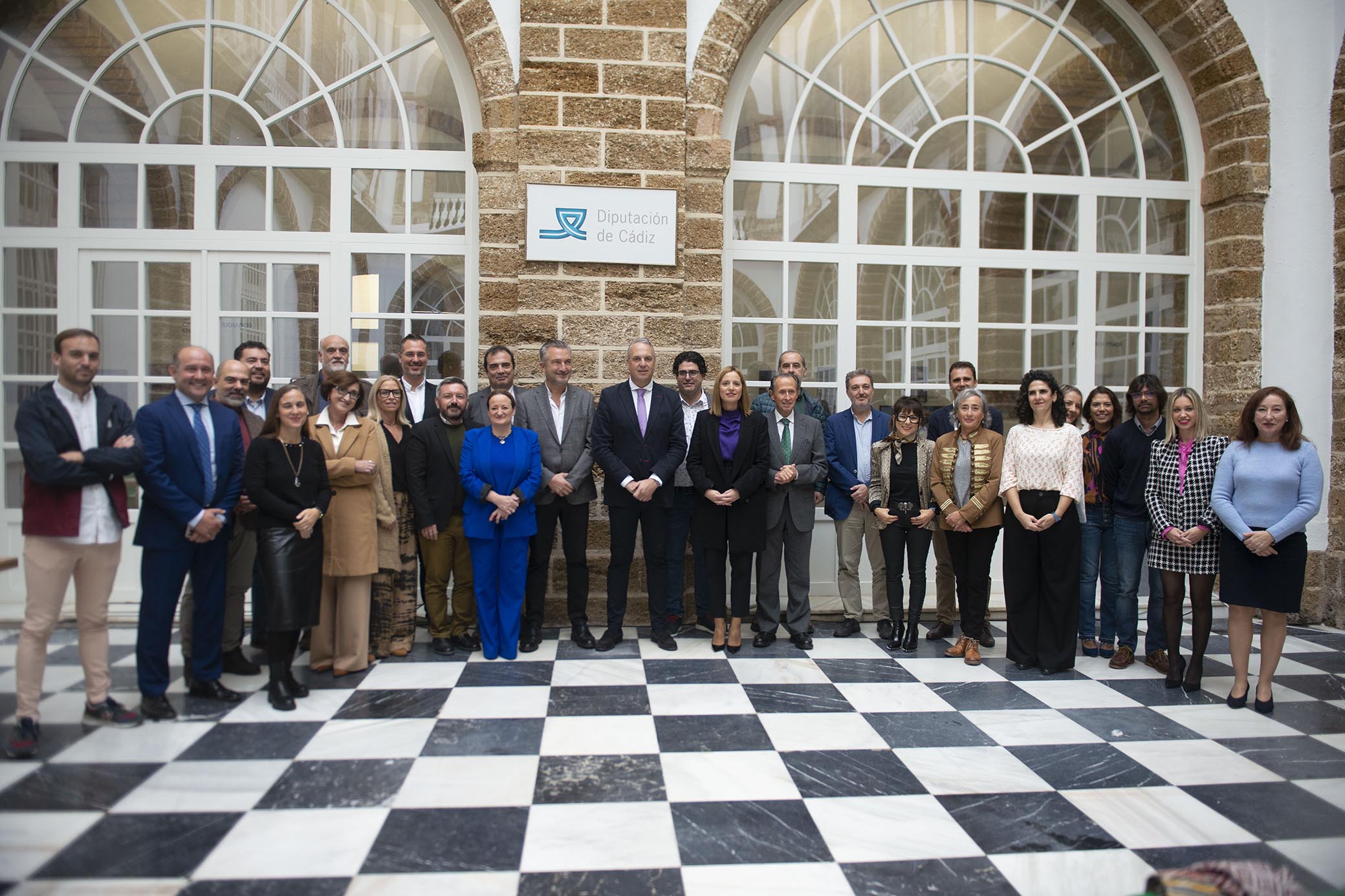 Foto de grupo de medios y miembros de la Corporación presentes